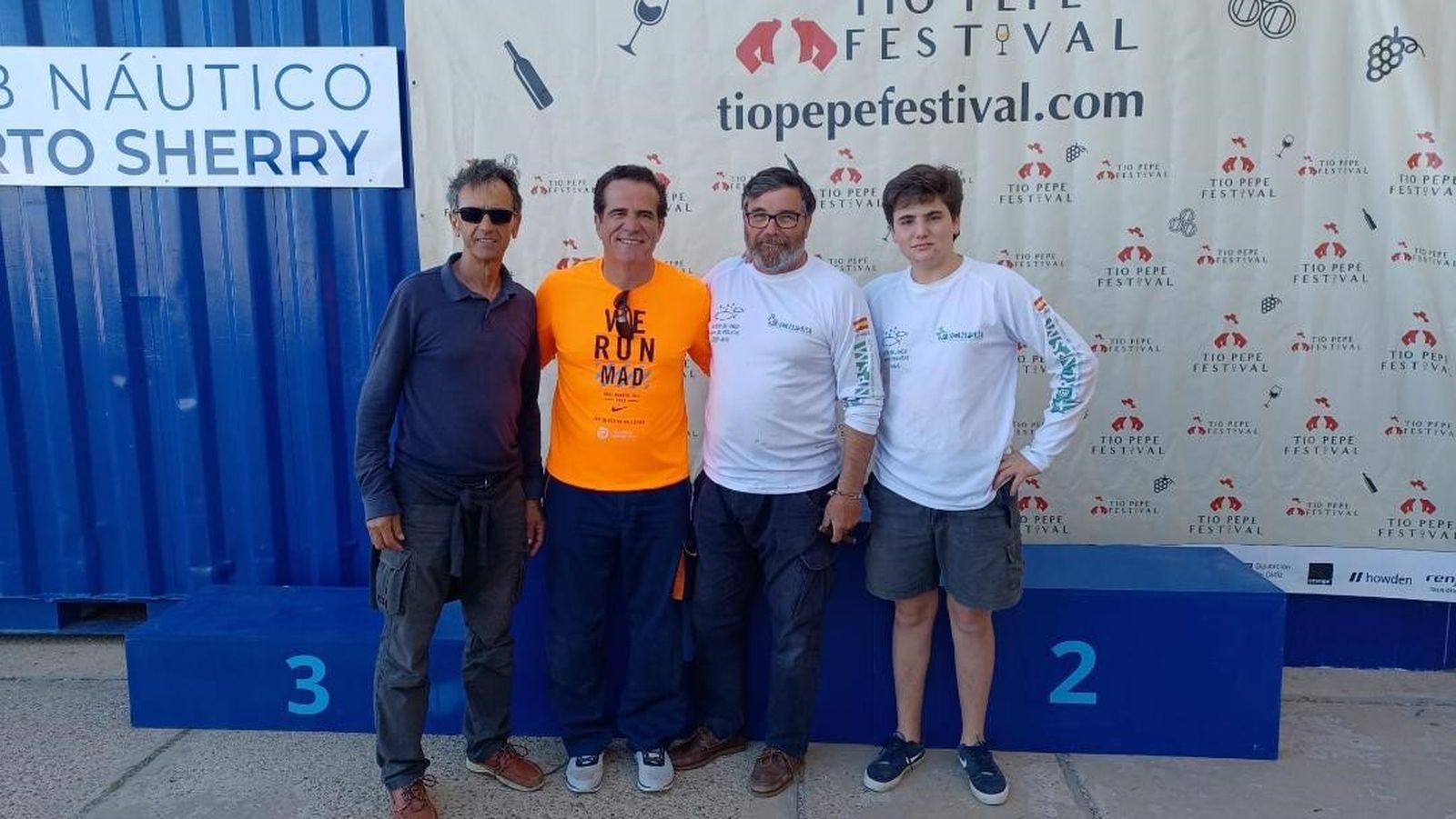 Manolo Páez, Juanjo Ocaña y Santiago y Álvaro Villagrán durante la entrega de trofeos en Puerto Sherry.