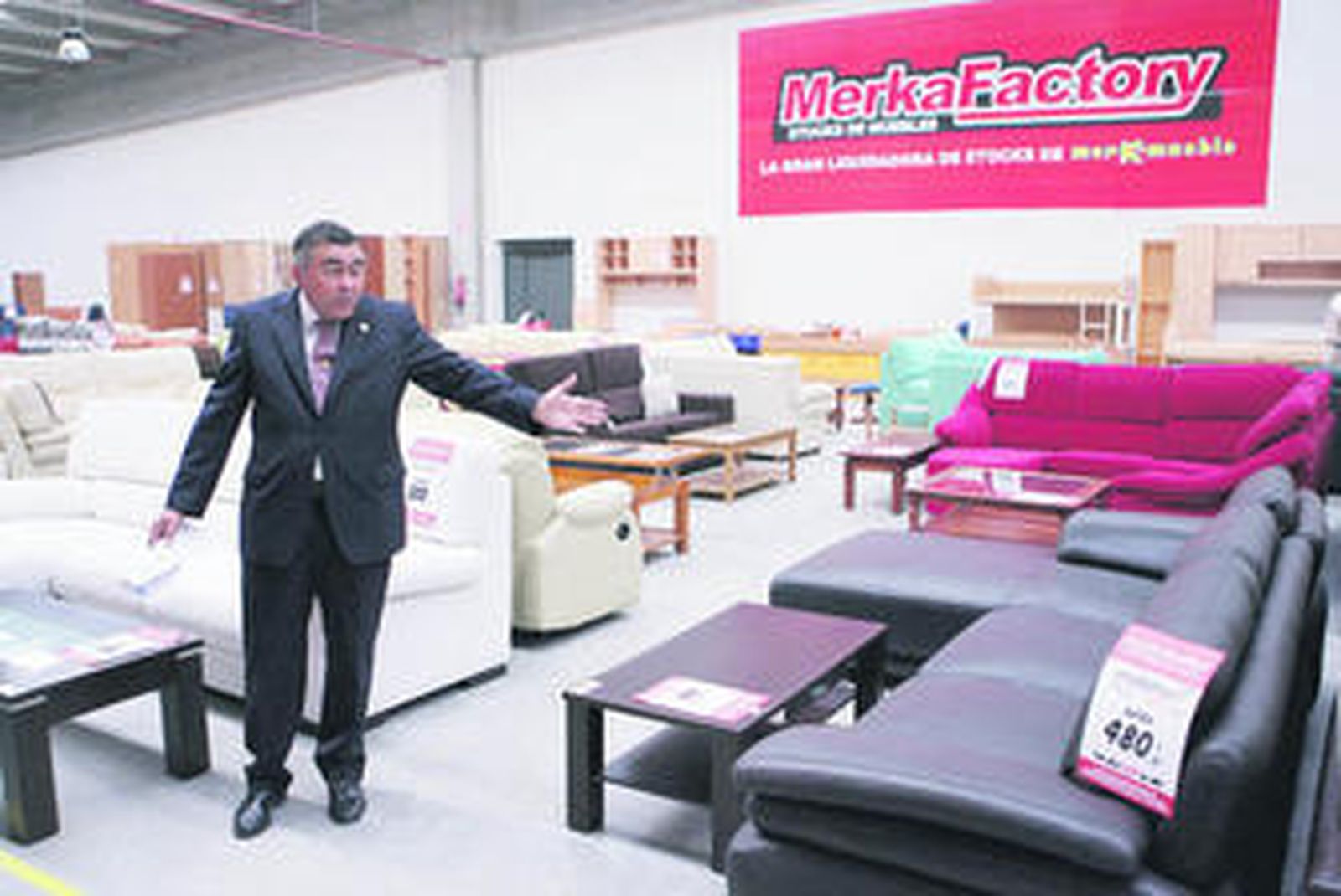 Francisco León muestra la gama de productos de Merkafactory.