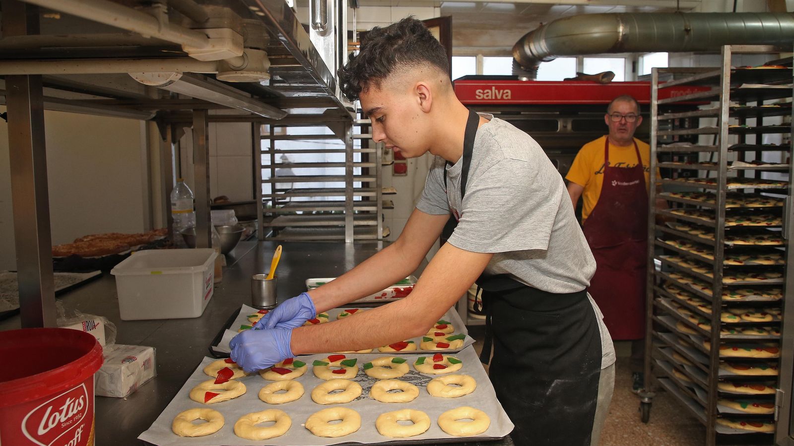 Fotos de la elaboración del roscón de Reyes artesano de La Tarifeña