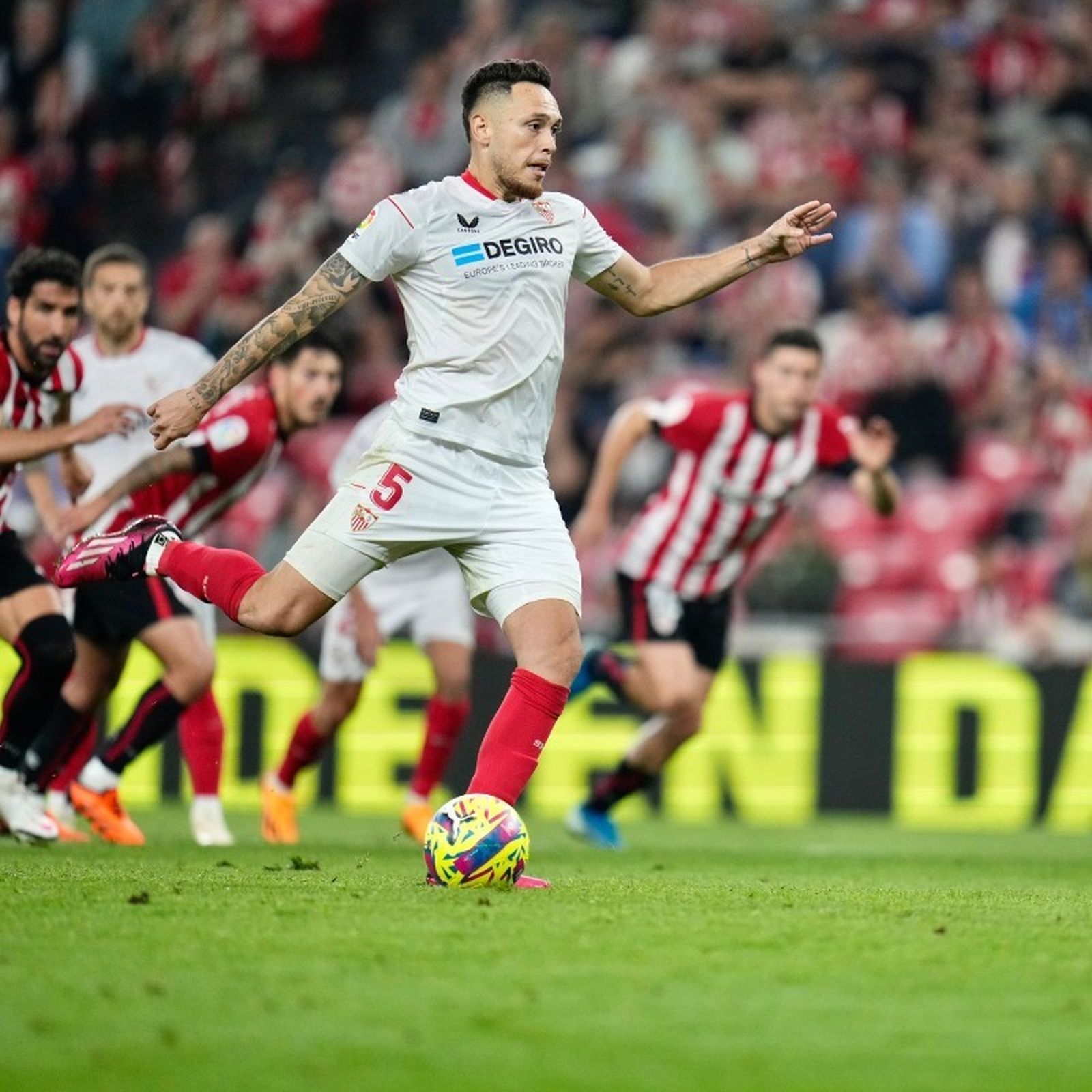 Ocampos golpea el balón con calidad para transformar el penalti.