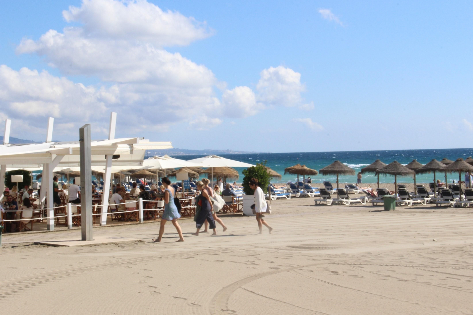 Vista de un chiringuito en la playa de Puerto Banús.