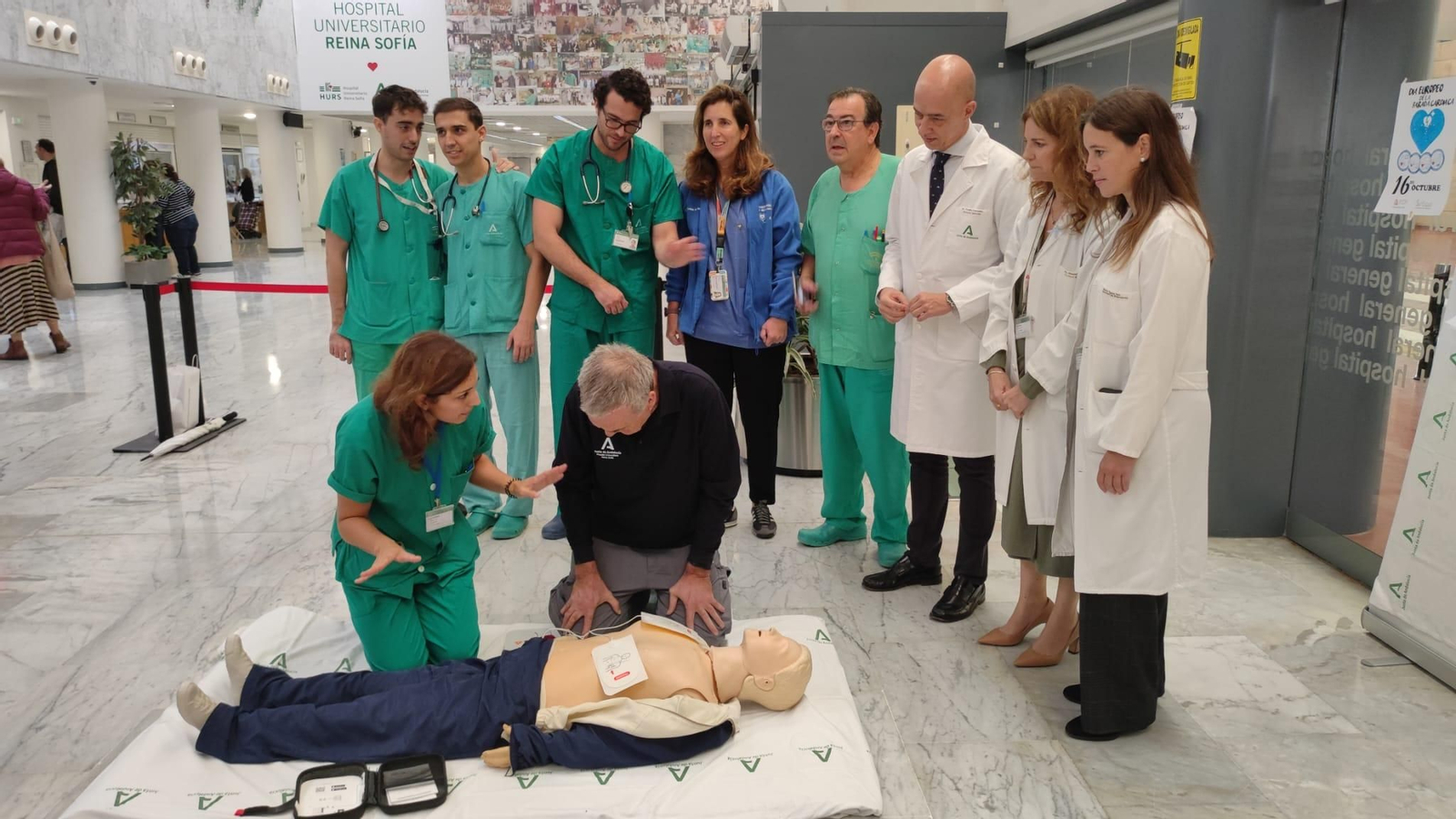 Una profesional enseña cómo hacer una RCP en el taller organizado en el Hospital Reina Sofía.