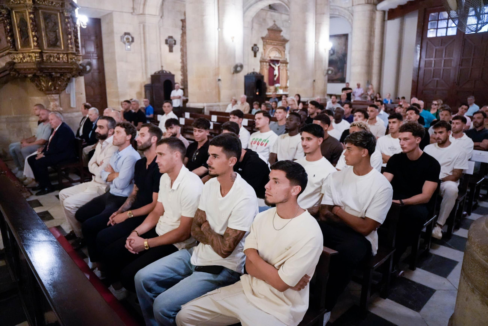 Las imágenes de la ofrenda floral de la UD Almería a la patrona de Almería, la Virgen del Mar