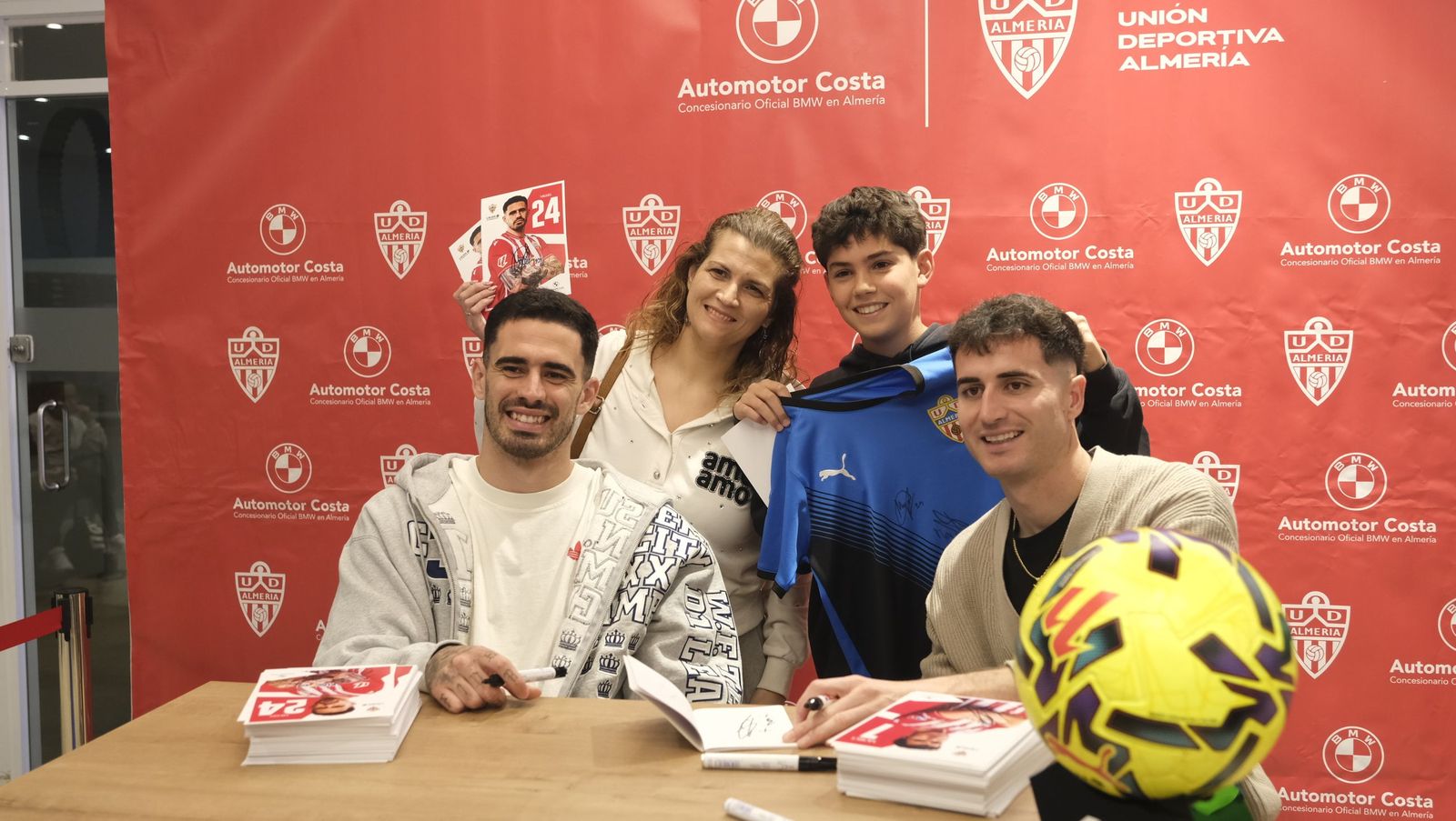 Jon Mocillo y Miguel de la Fuente firman autógrafos en Automotor Costa BMW