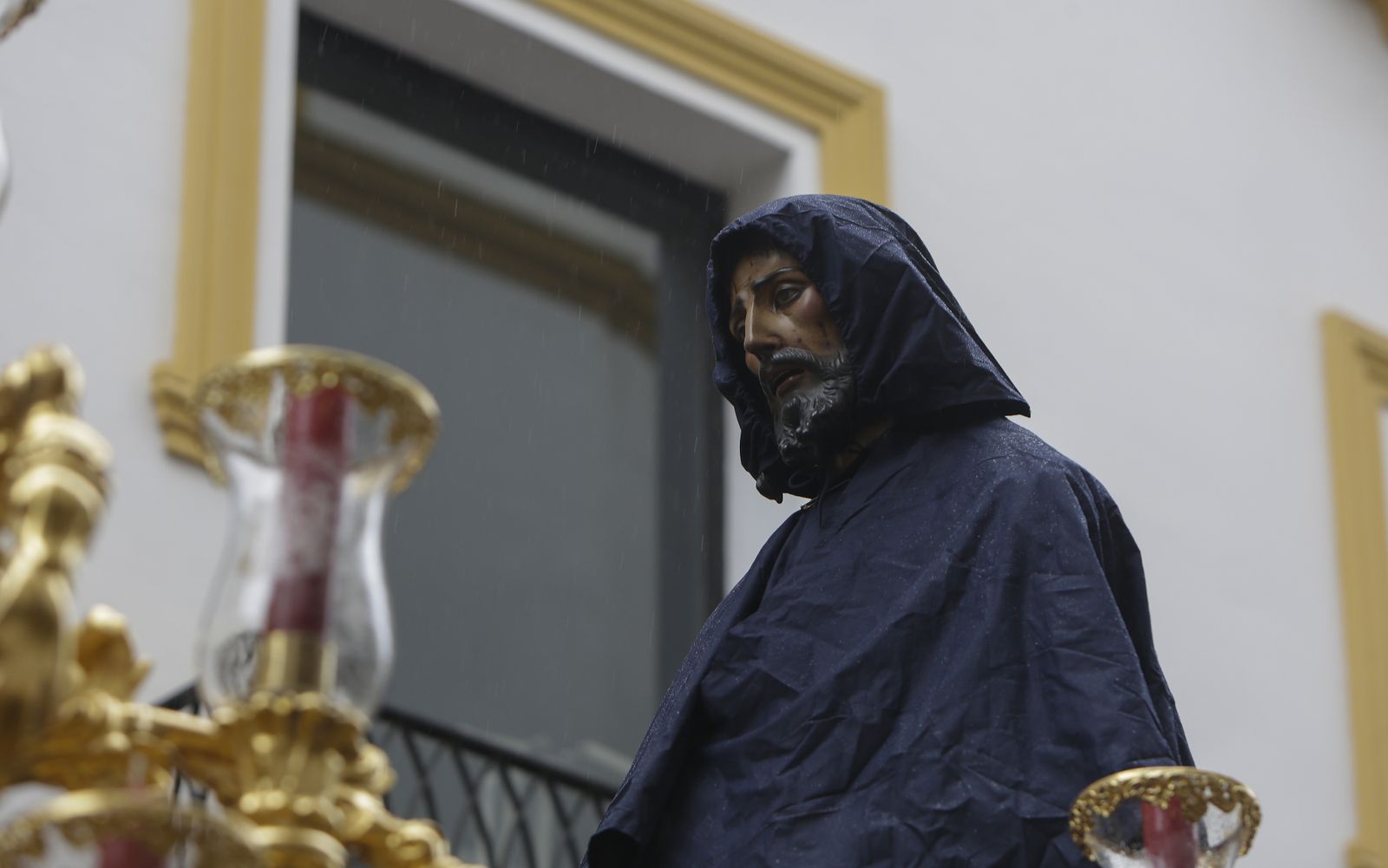 Cautivo con el capote impermeable