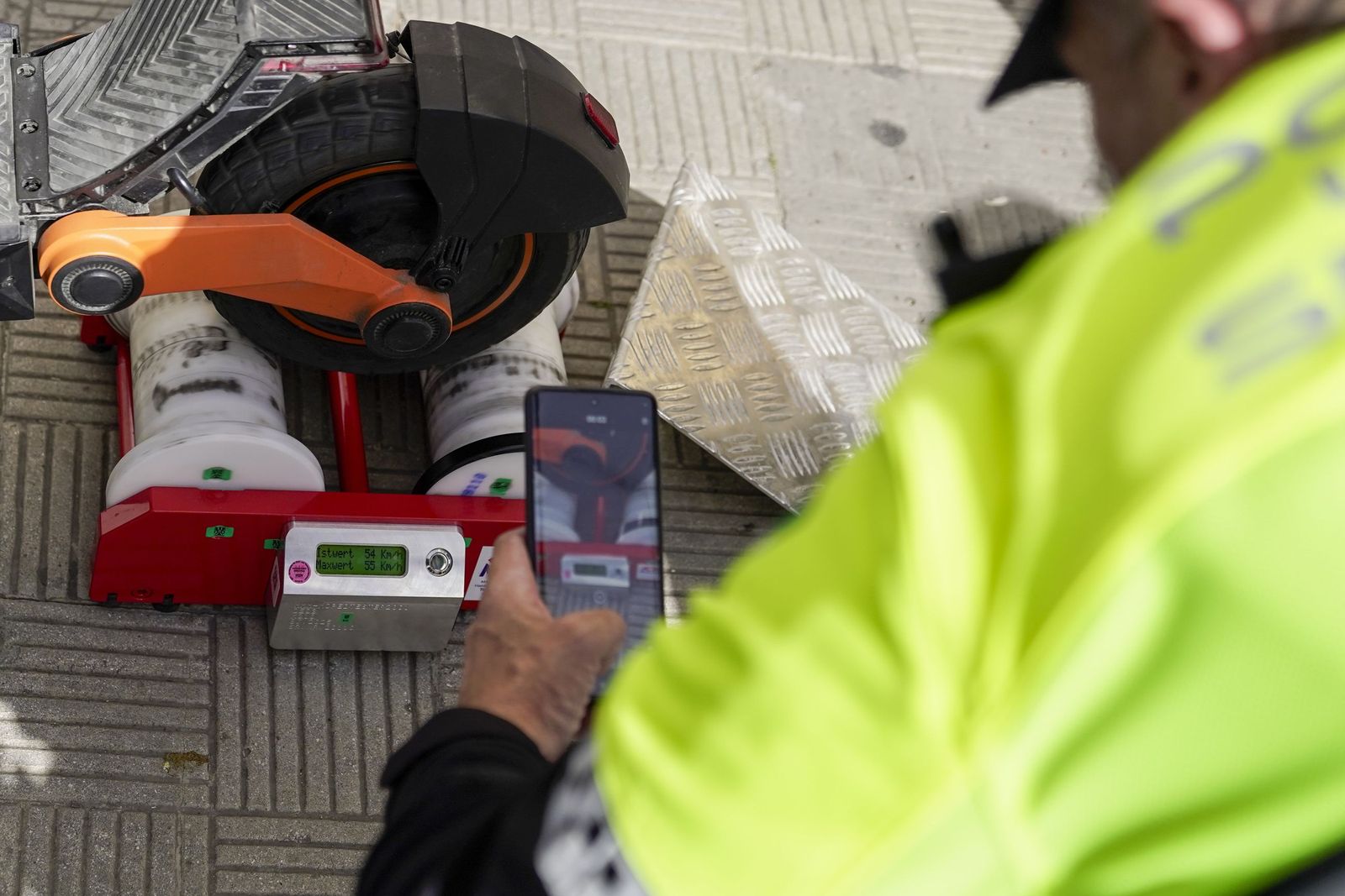 Primer día de multas a los patinetes de Sevilla, en imágenes