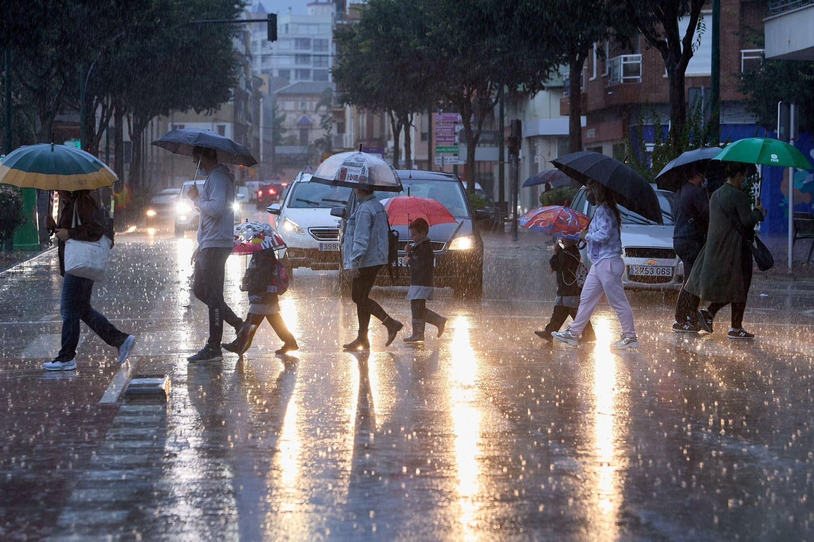 Lluvias de más de 100 litros, coches bloqueados y un colegio evacuado