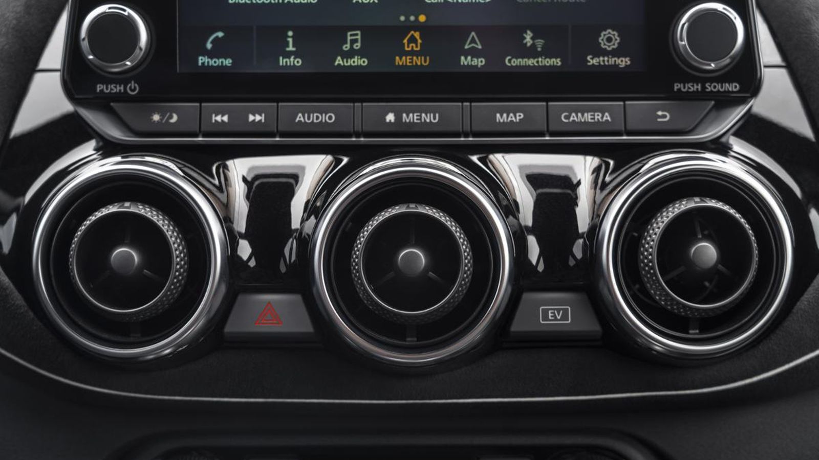 Si la demanda de potencia, la velocidad y la carga de la batería lo permiten es posible seleccionar el modo eléctrico gracias a esta tecla situada junto a los aireadores.