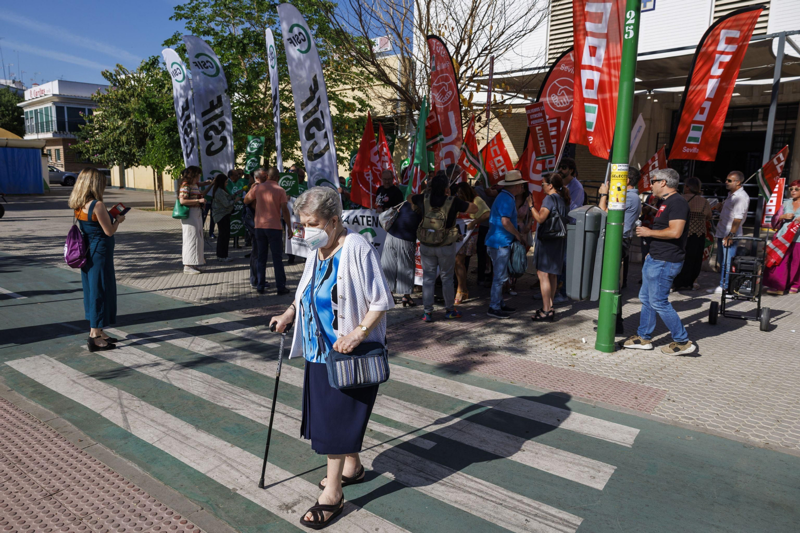 Concentración sindical ante un centro de salud para reivindicar el pacto de atención primaria.