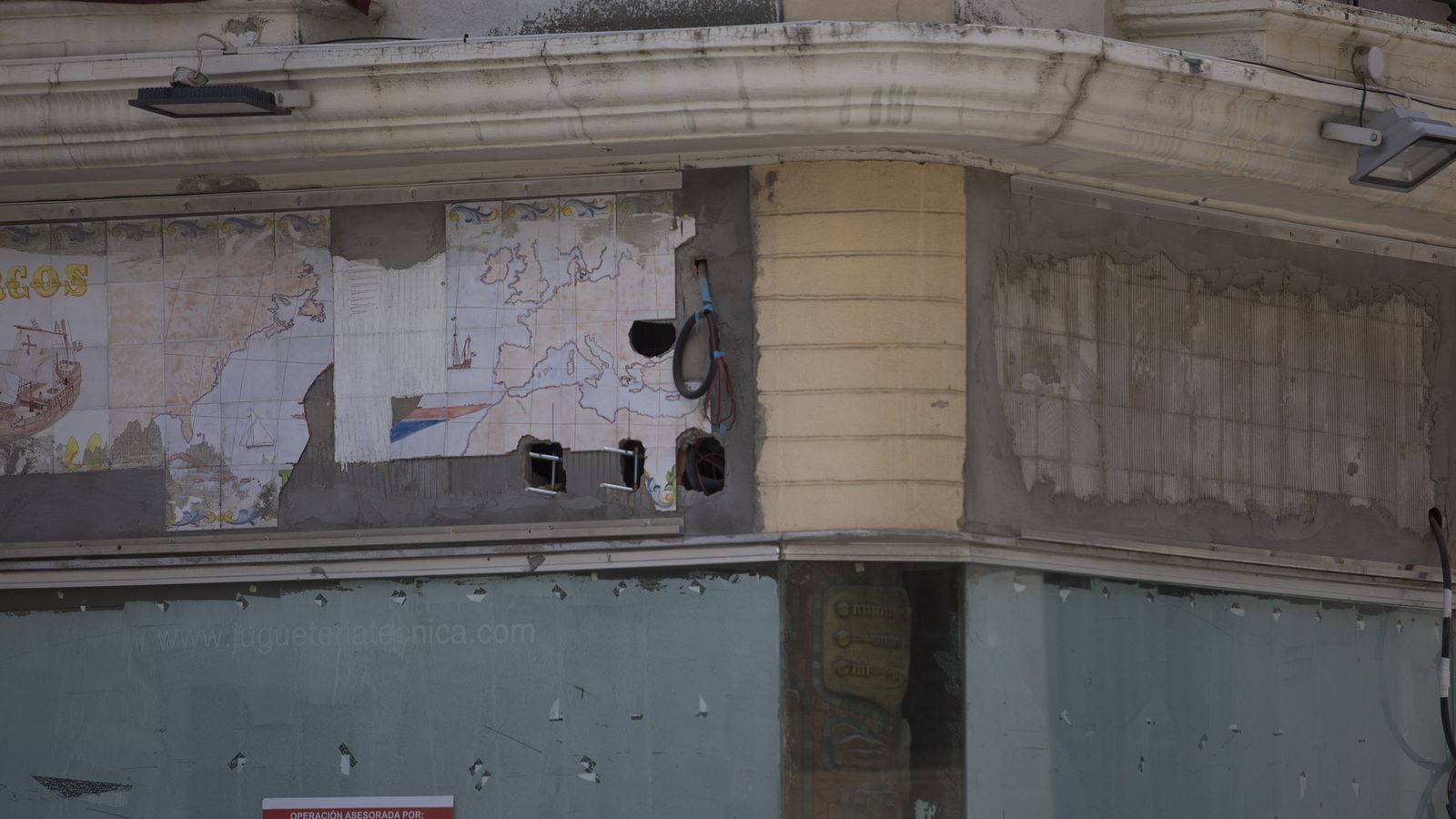 Destrozos en la azulejería original del antiguo comercio.