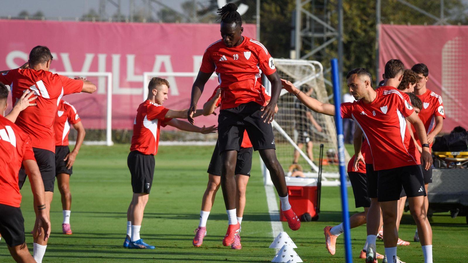Mendy salta ante Joan Jordán, a su izquierda de espaldas, Azpilicueta.