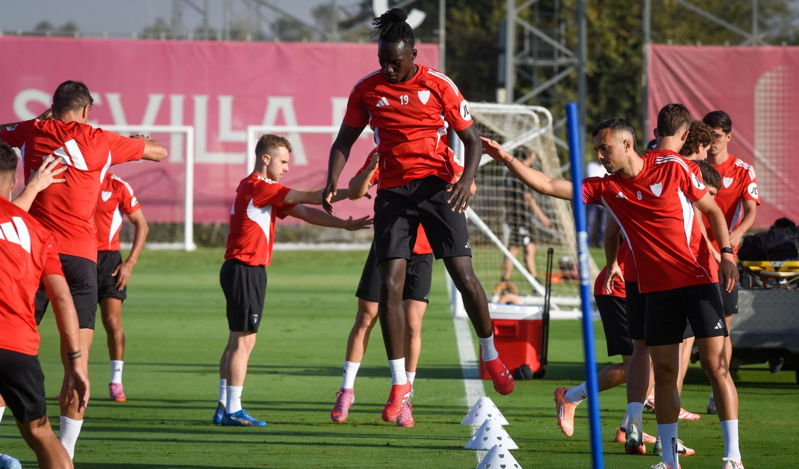Mendy salta ante Joan Jordán, a su izquierda de espaldas, Azpilicueta.