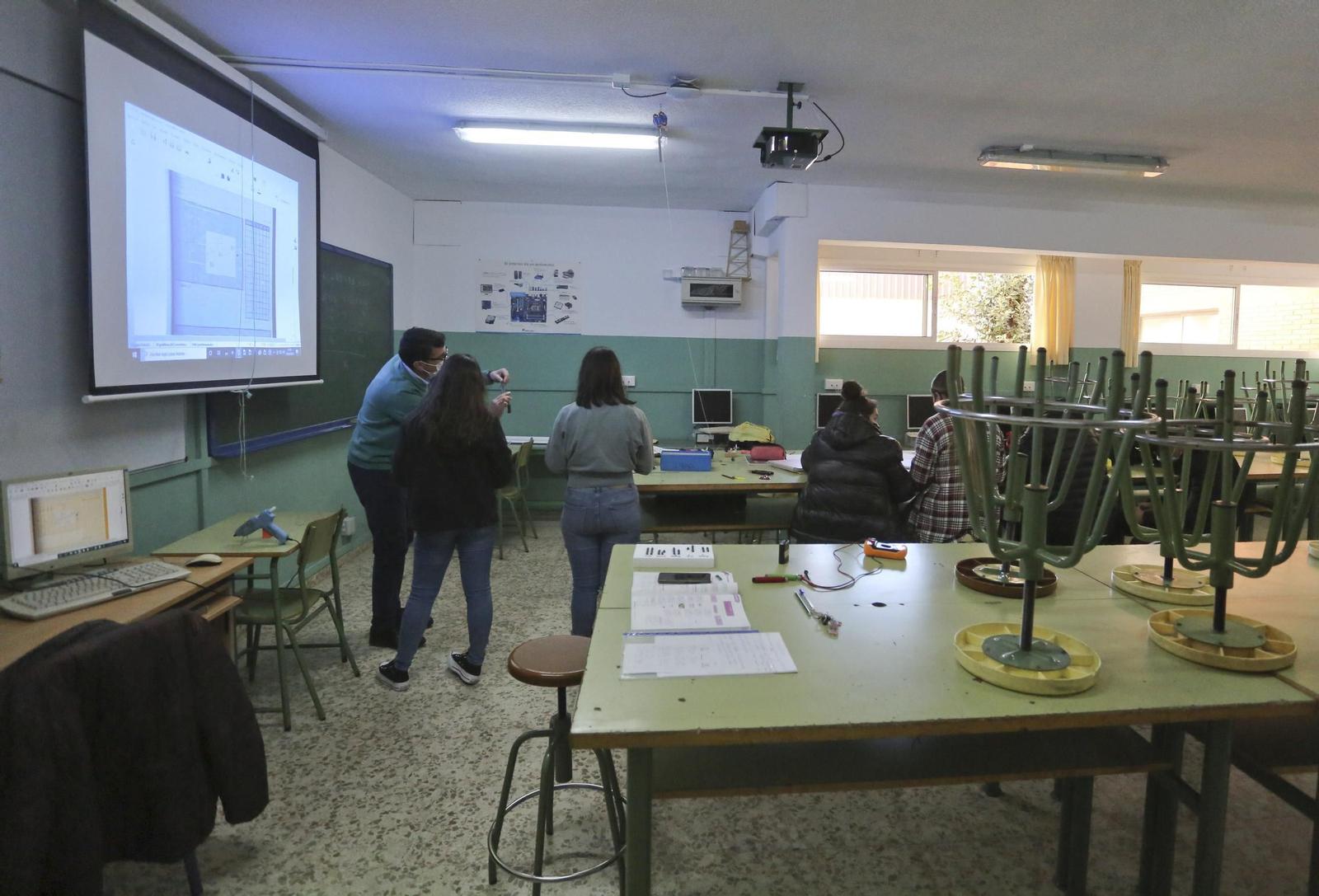 Alumnos de un instituto en una clase Alumnos de un instituto en una clase