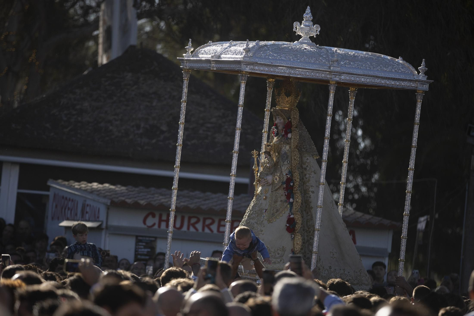 Las mejores imágenes de la procesión de la Virgen del Rocío en la aldea
