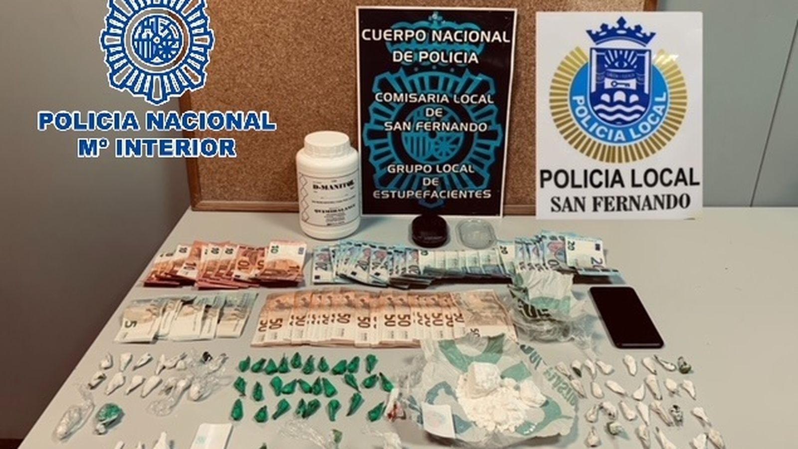 Sustancias estupefacientes y dinero incautado en la operación.