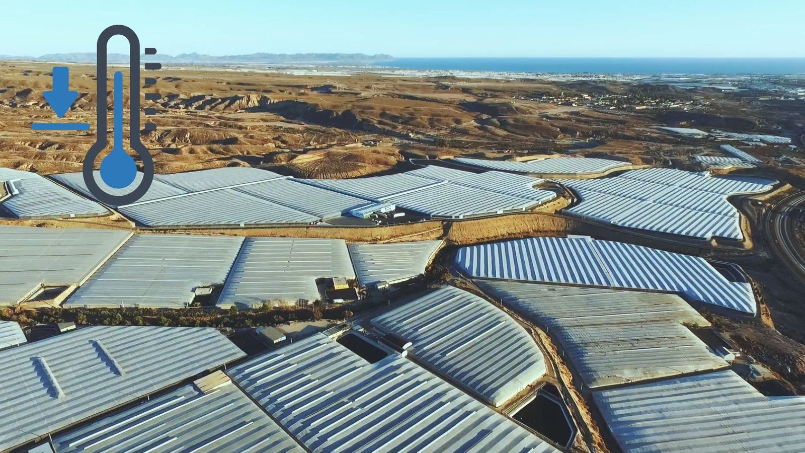Vista aérea del mar de invernaderos del Campo de Dalías, en el Poniente almeriense, donde miles de hectáreas de plástico cubren la llanura entre El Ejido y la costa.