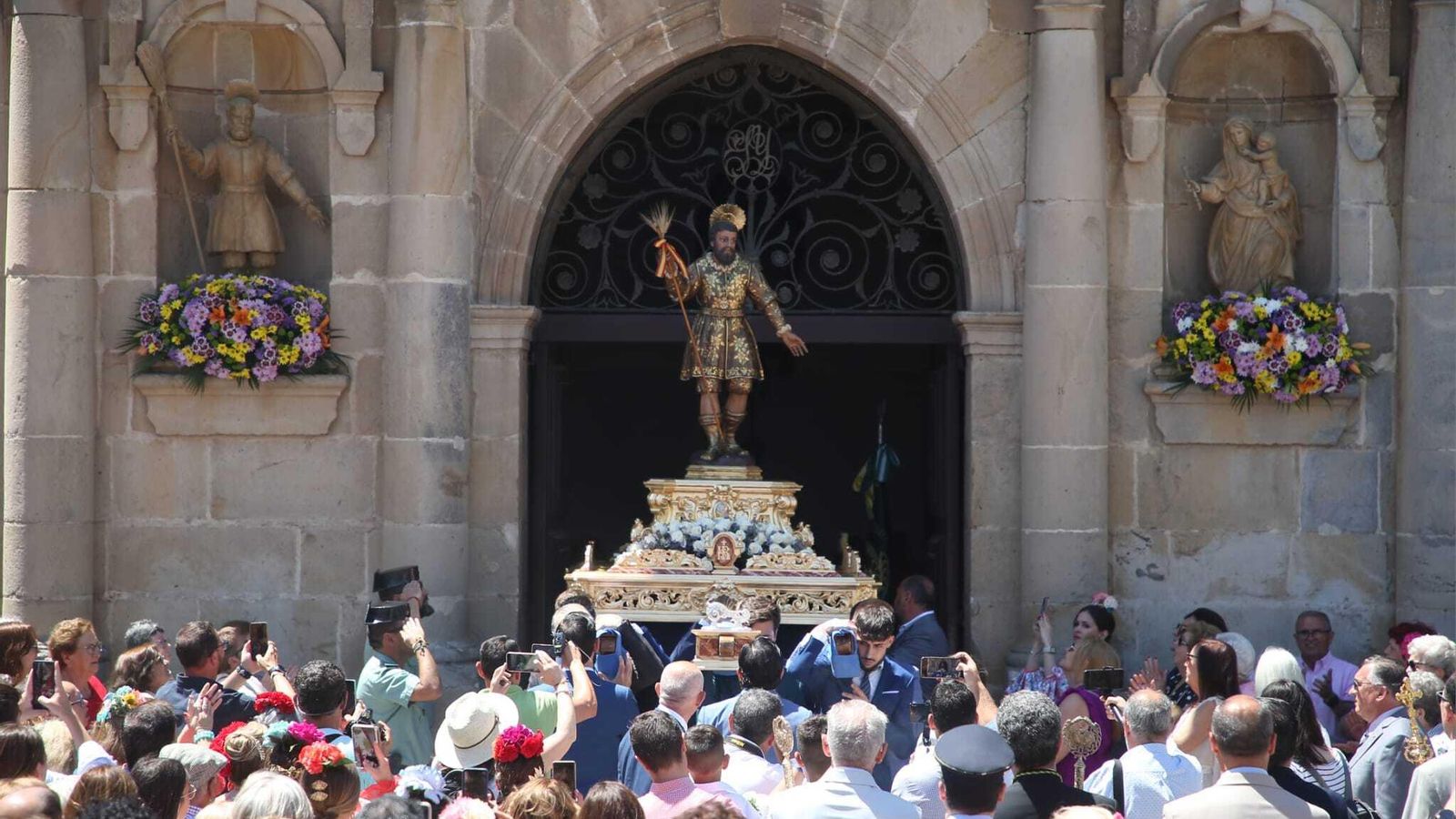Salida de San Isidro Labrador desde su iglesia, este lunes.