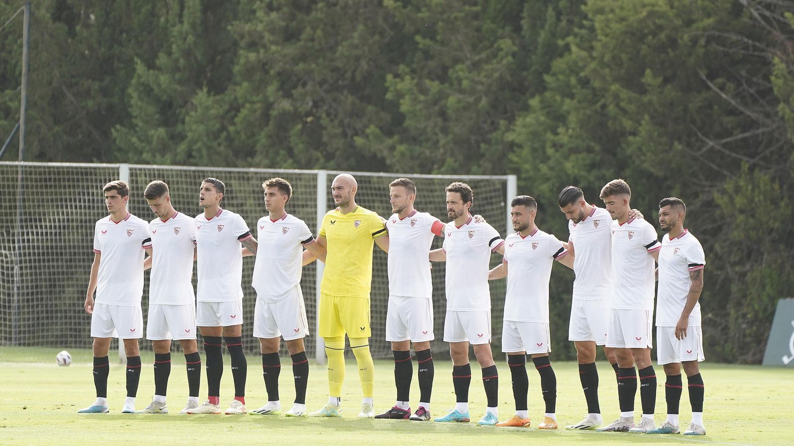 La formación inicial del Sevilla, durante el minuto de silencio por la muerte de Domingo Pérez.