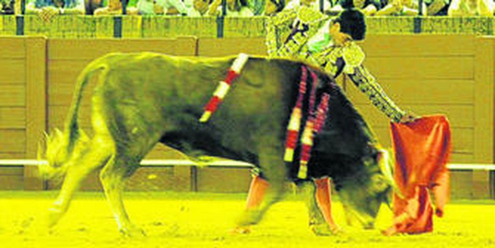 El Manriqueño, triunfador del ciclo del año pasado en la Maestranza, en un natural en la final celebrada en la plaza de toros de Sevilla.