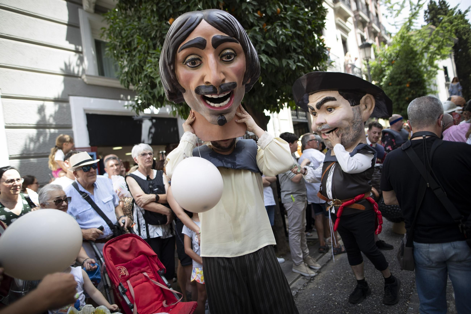 Las mejores imágenes del recorrido de la Tarasca por las calles de Granada