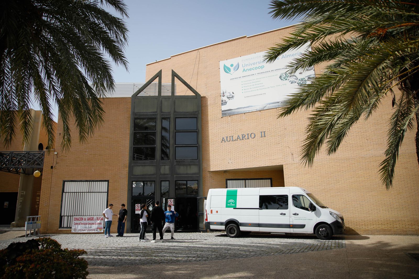 Juan de la Cruz Belmonte y Aref Laarej en la colecta de sangre de la UAL