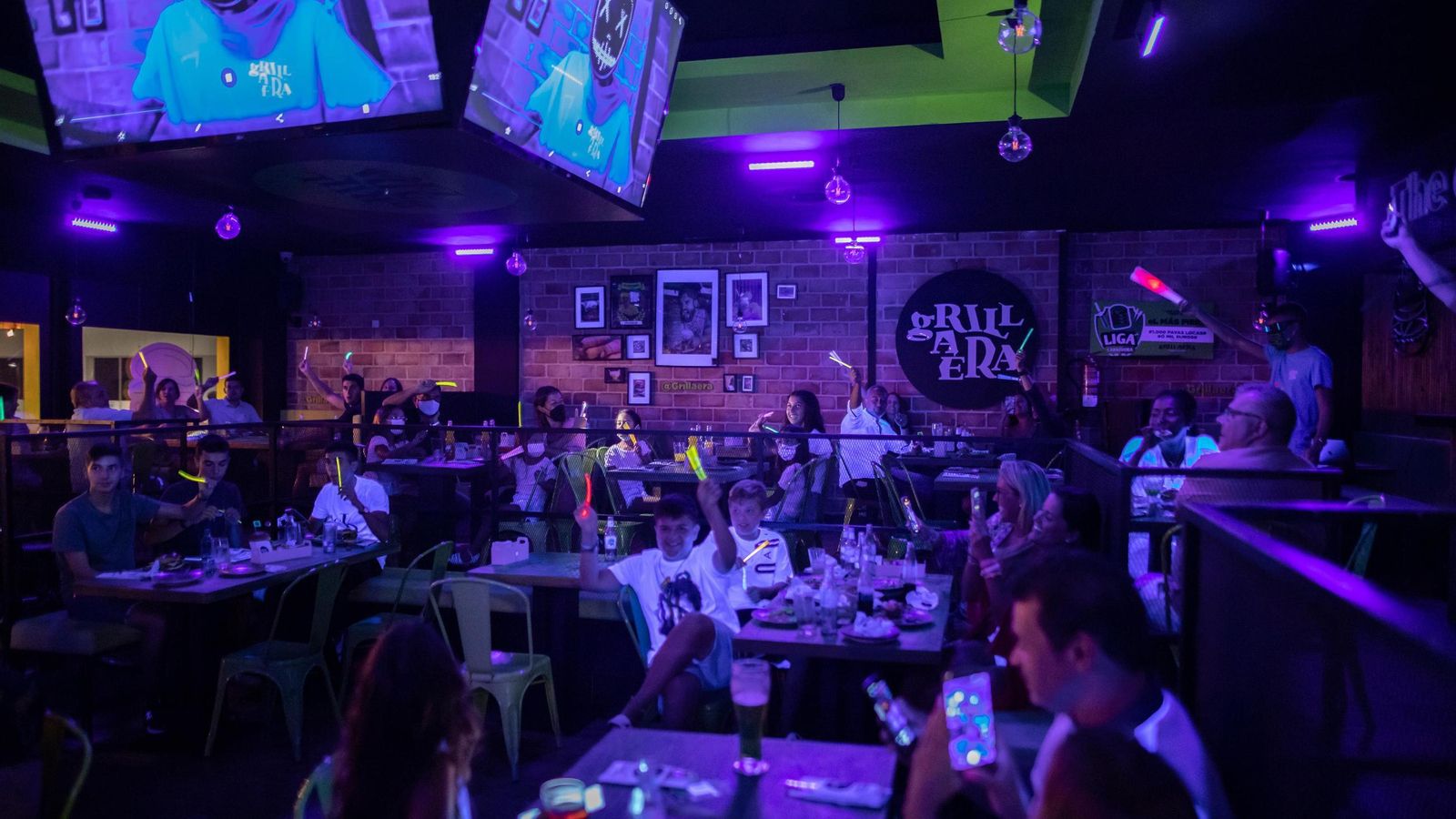 Una noche de espectáculo en gRILLAERA bURGER