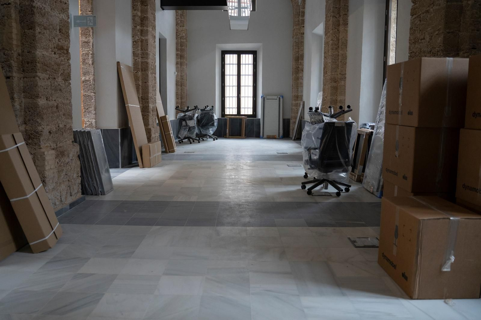 Cajas con material para el mobiliario de oficina en el interior del Ayuntamiento. Cajas con material para el mobiliario de oficina en el interior del Ayuntamiento.