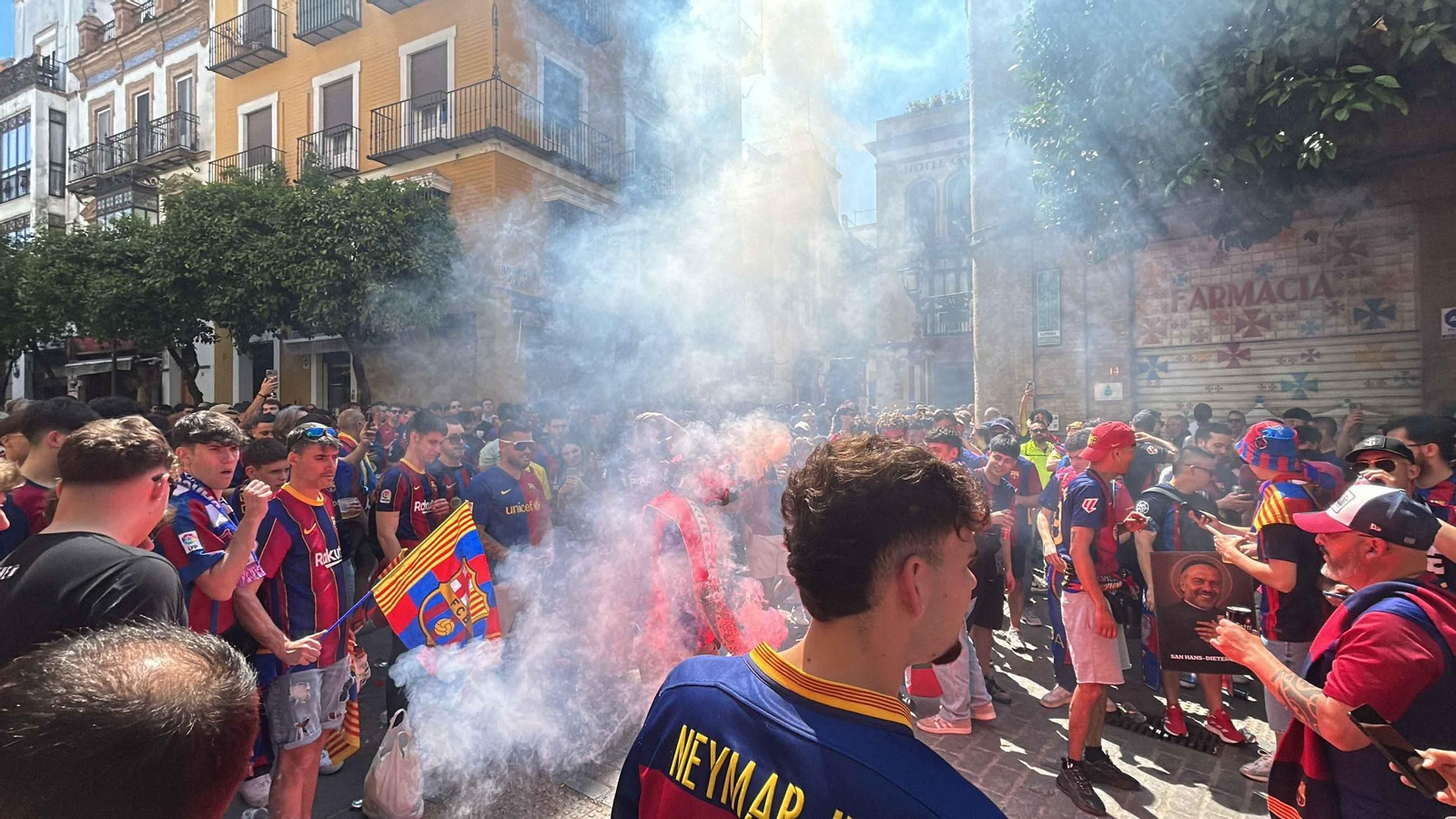 Aficionados del Madrid y del Barcelona toman las calles del centro de Sevilla