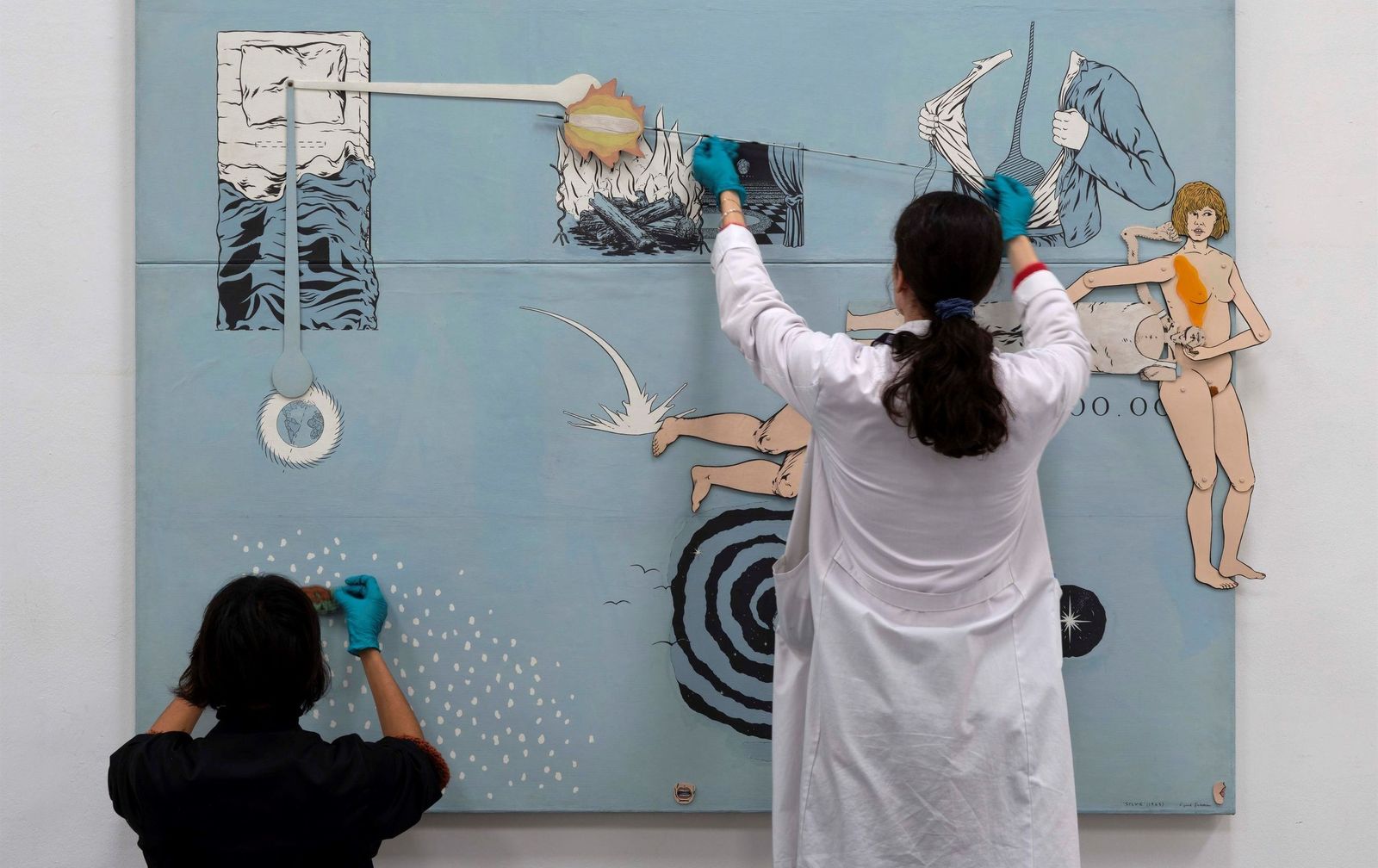 Operarios trabajan sobre 'Sylvie'.