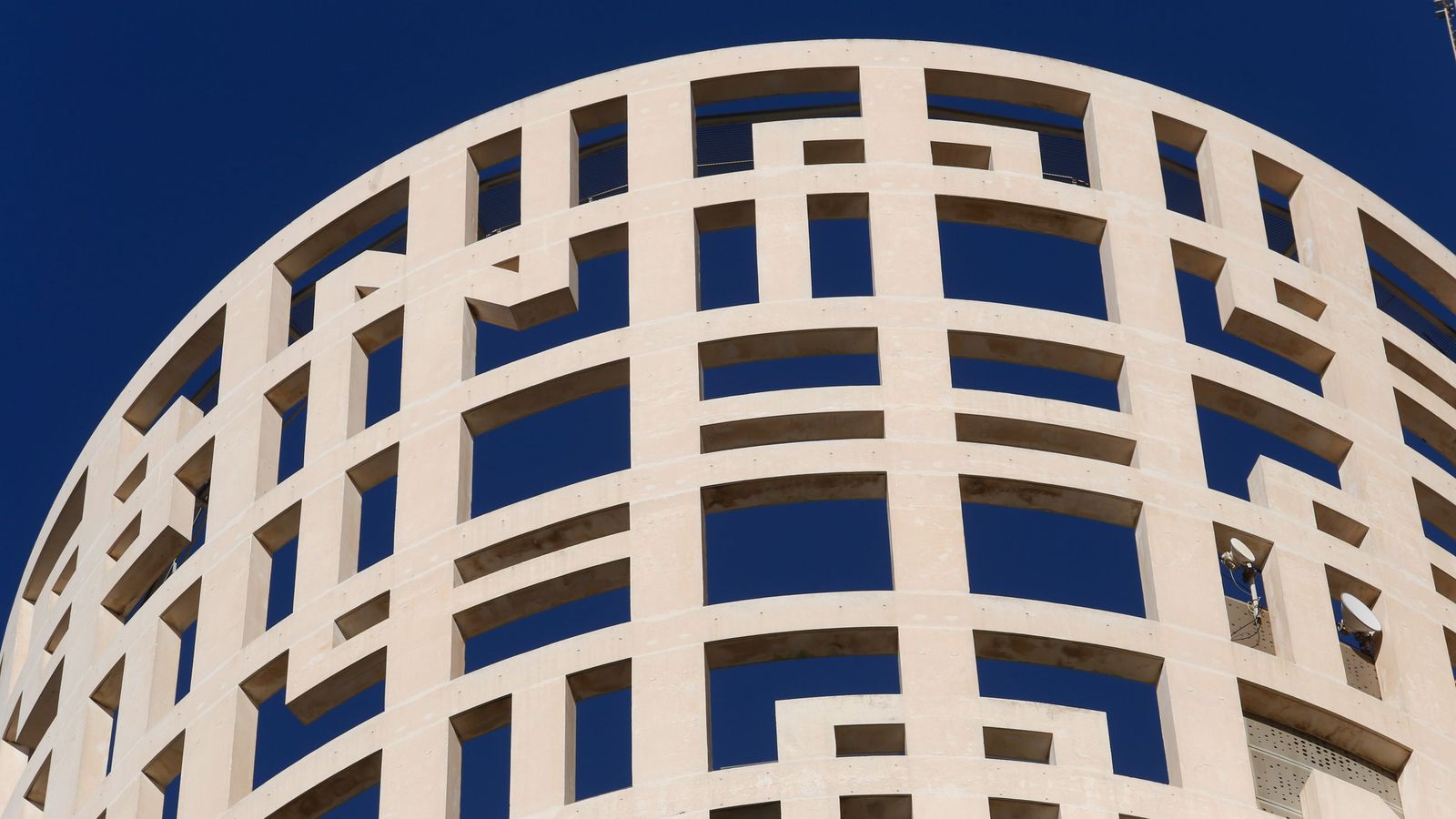 La parte alta de la celosía de hormigón de una de las torres.