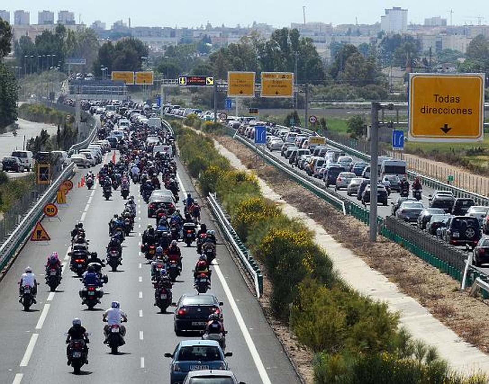 Los moteros inician la ´operación retorno´ tras el Gran Premio de Motociclismo en Jerez. 

Foto: Pascual y Manuel Aranda