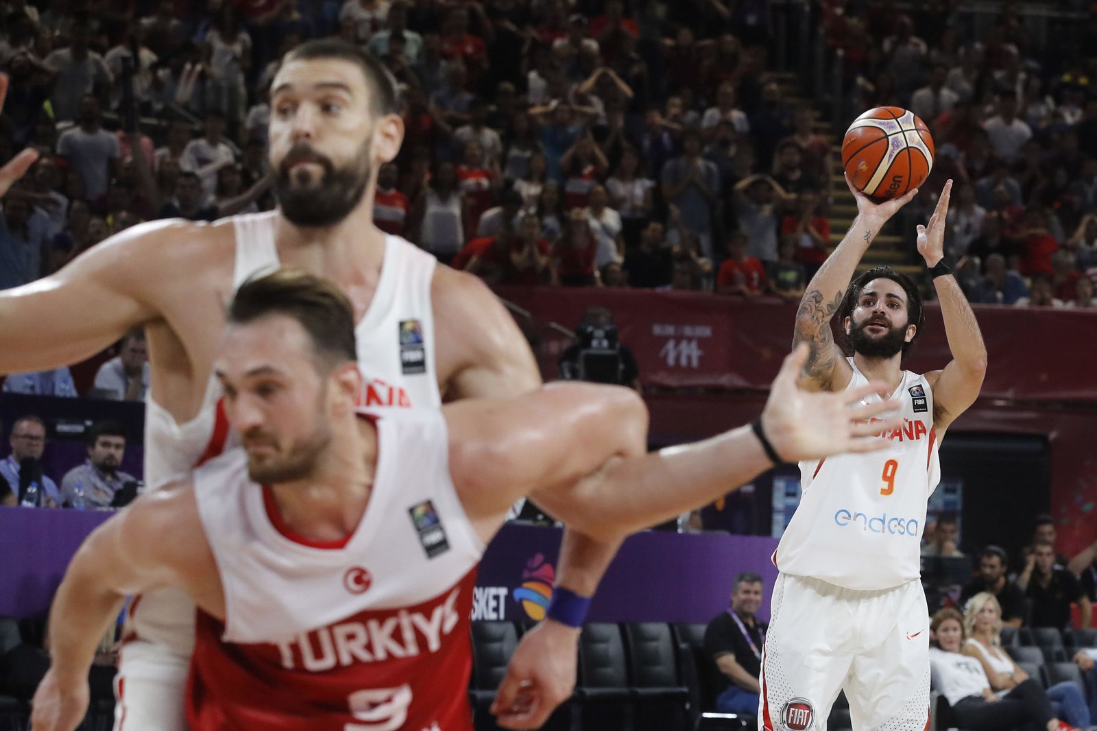 Ricky Rubio, protagonista positivo del final del encuentro, convierte uno de sus triples mientras Marc Gasol lucha por la posición.