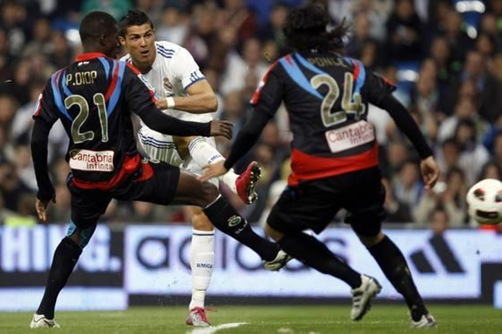 El Real Madrid golea 6-1 al Racing en casa con cuatro goles de Ronaldo. /