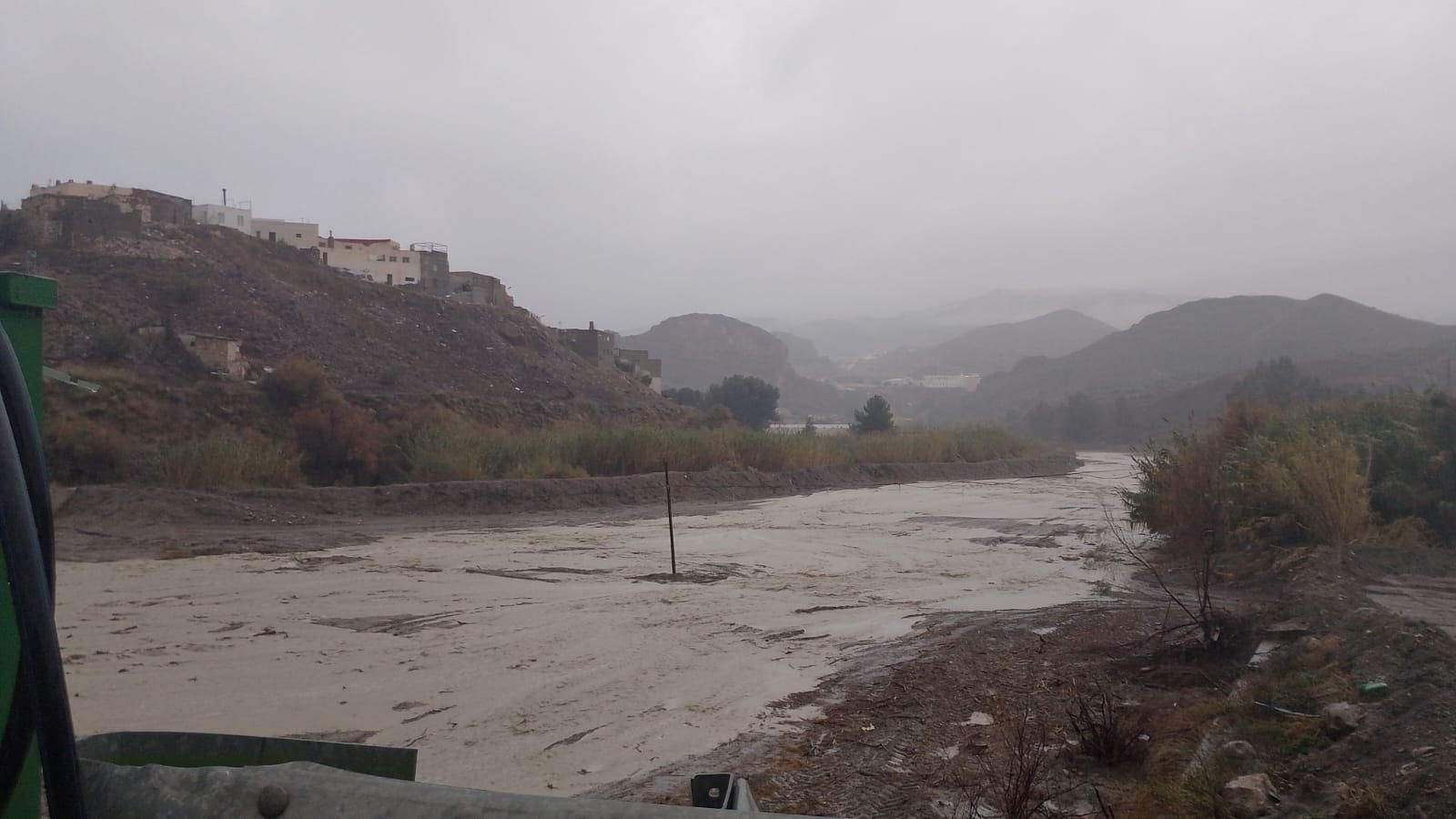 Así baja el río Almanzora por Olula del Río.