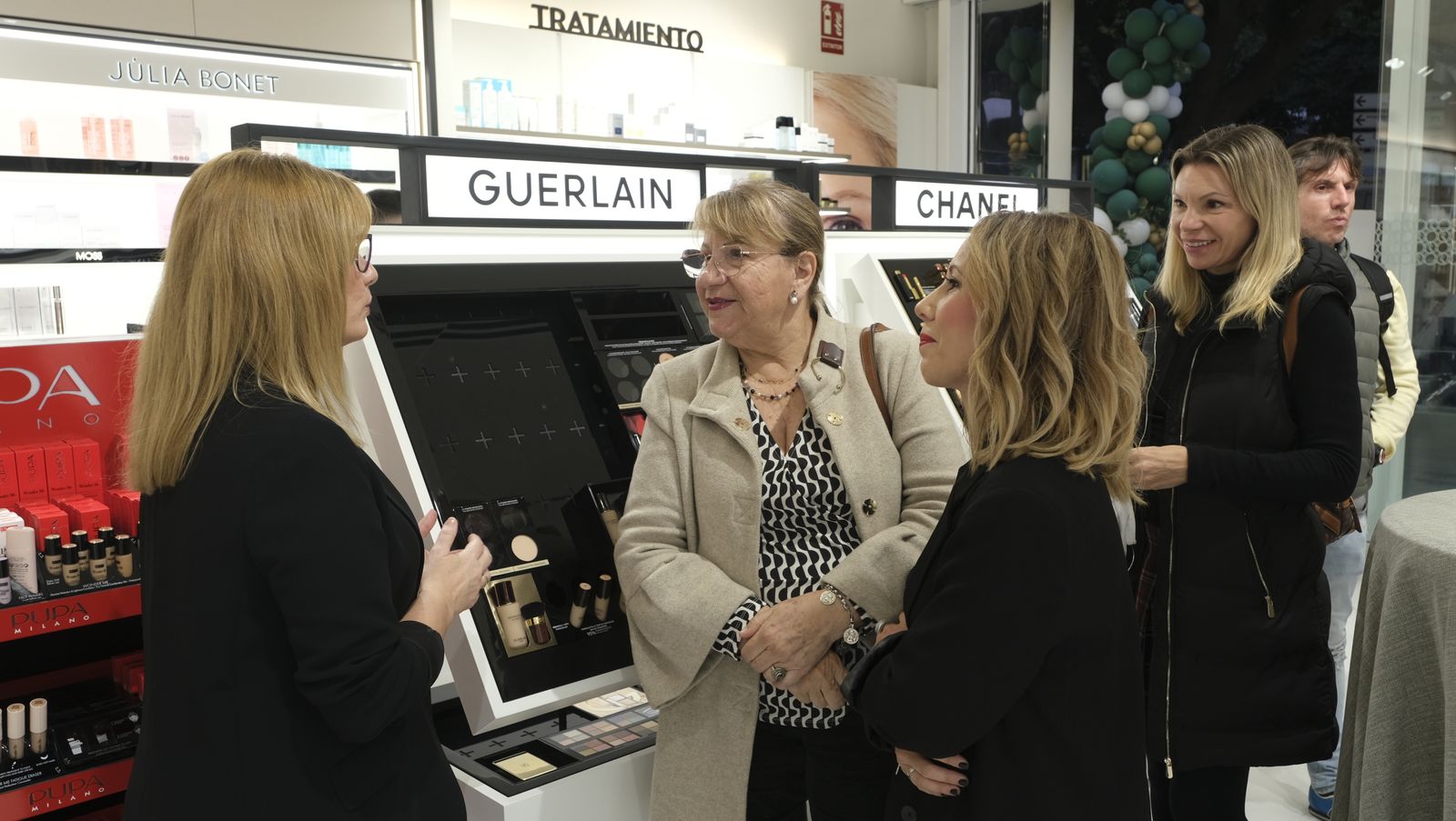 Perfumería Júlia abre de nuevo sus puertas, en Almería