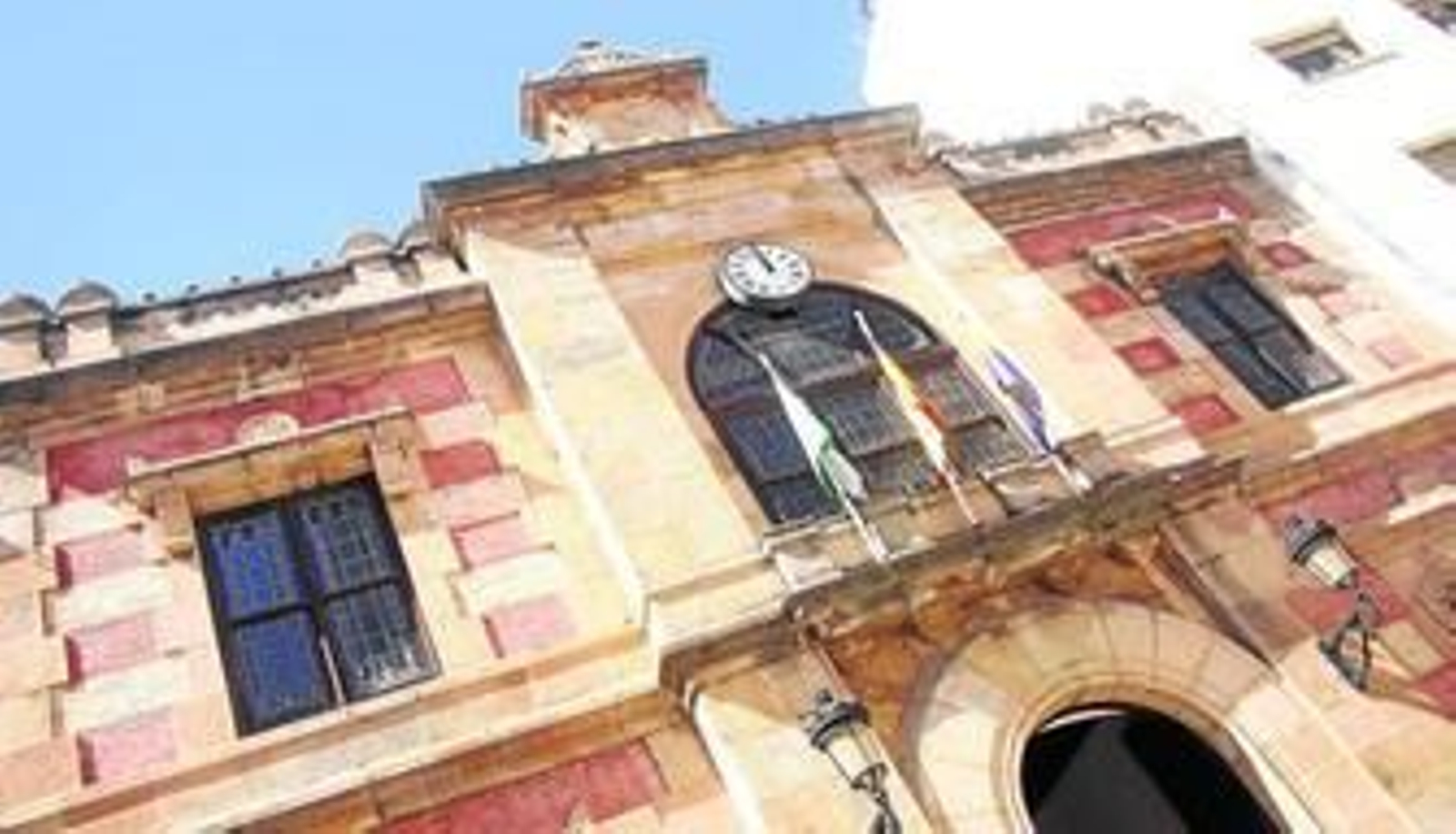 Una vista de la fachada del Ayuntamiento de Algeciras.