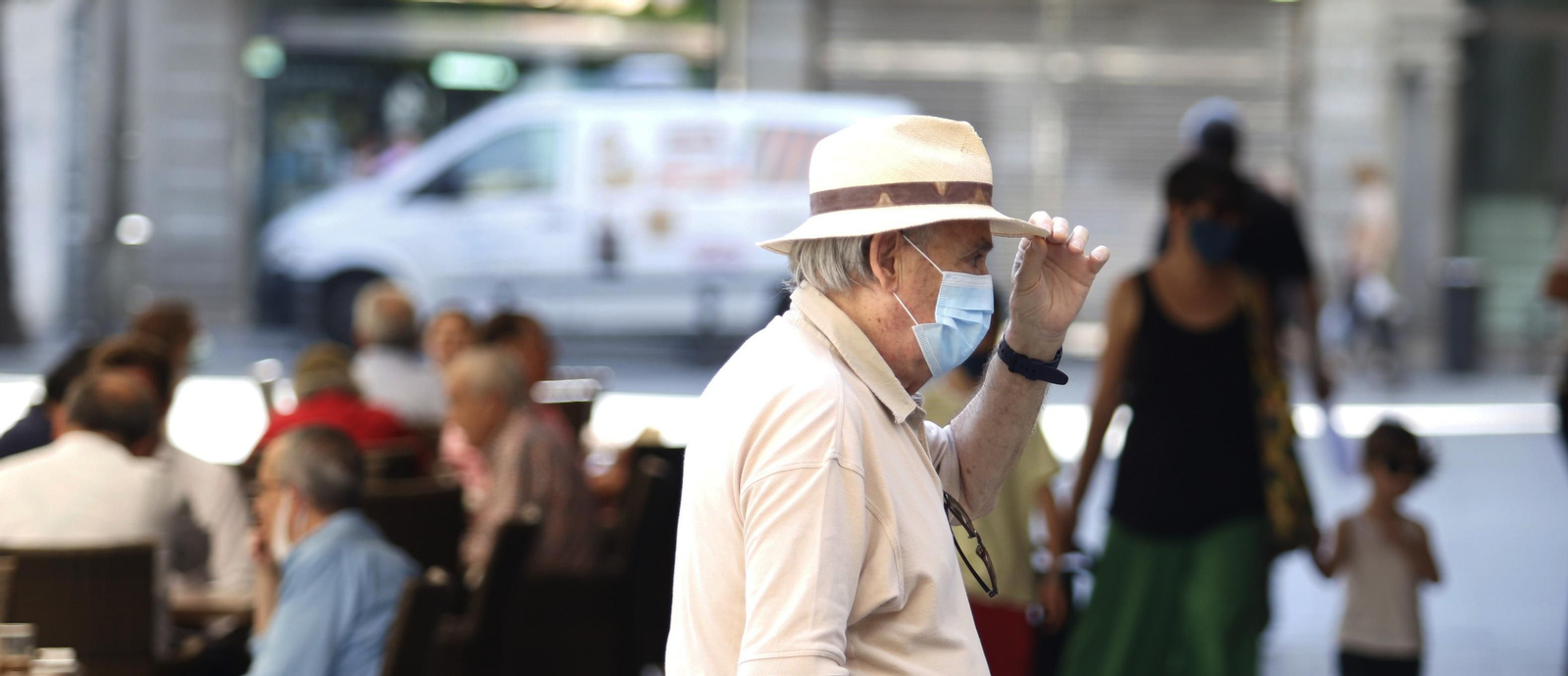 Un hombre pasea por Córdoba protegido por una mascarilla.