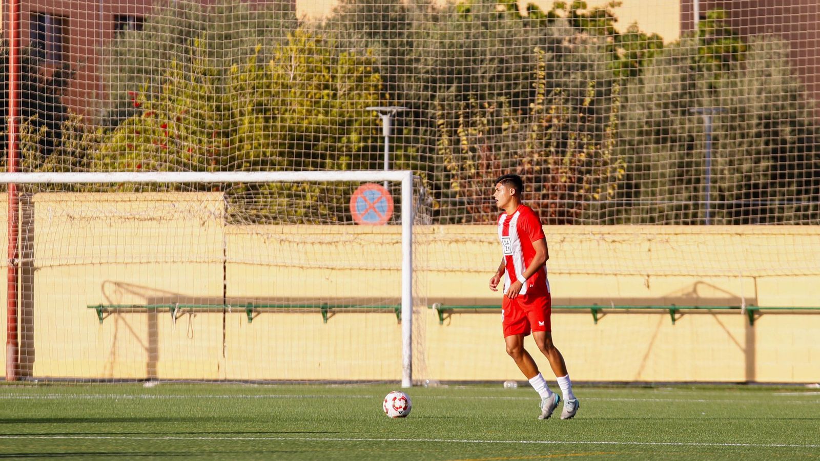Pedro, quien será baja por sanción en Maracena, conduce el balón durante un momento del encuentro de la pasada jornada.