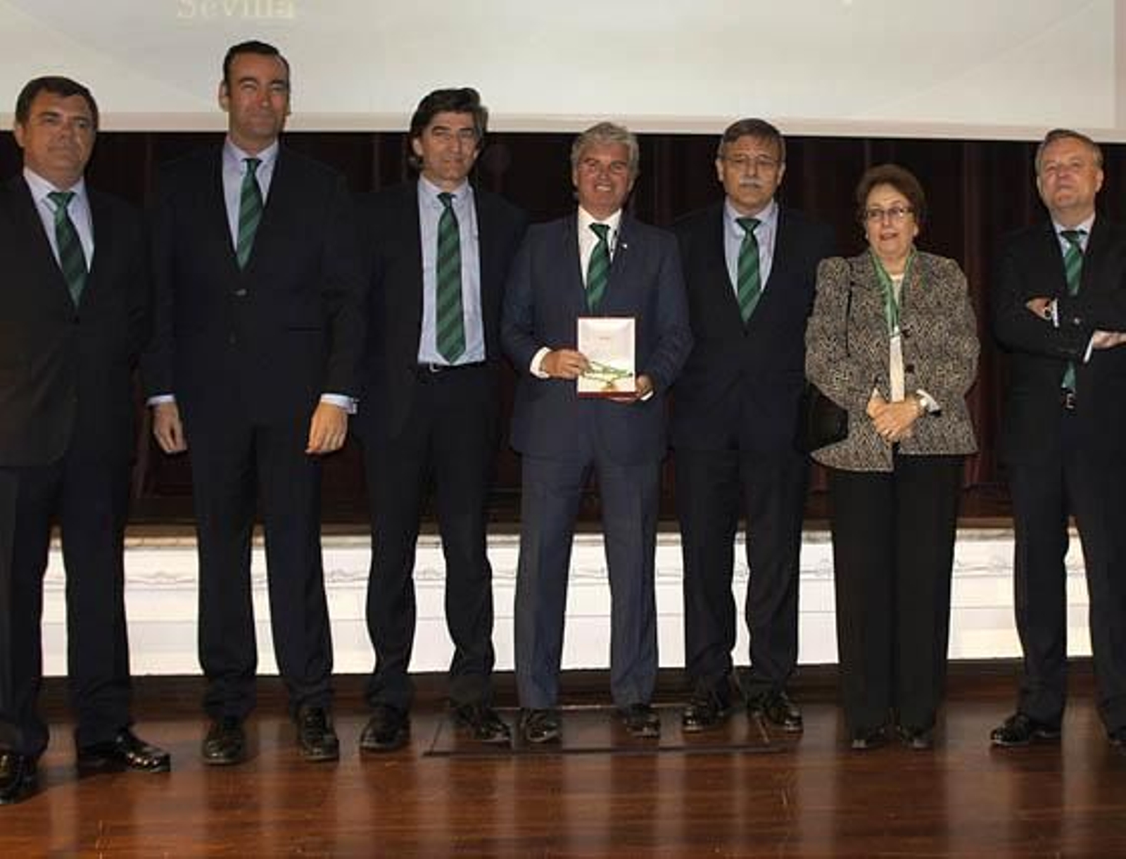 En el centro, Miguel Guillén, presidente del Betis, con Fernando Criado, Fernando Casas, Antonio José Sánchez Pino, José Antonio Bosch, Isabel Simó y Manuel Domínguez Plata (secretario), miembros del Consejo de Administración del Betis

Foto: Victoria Ramírez