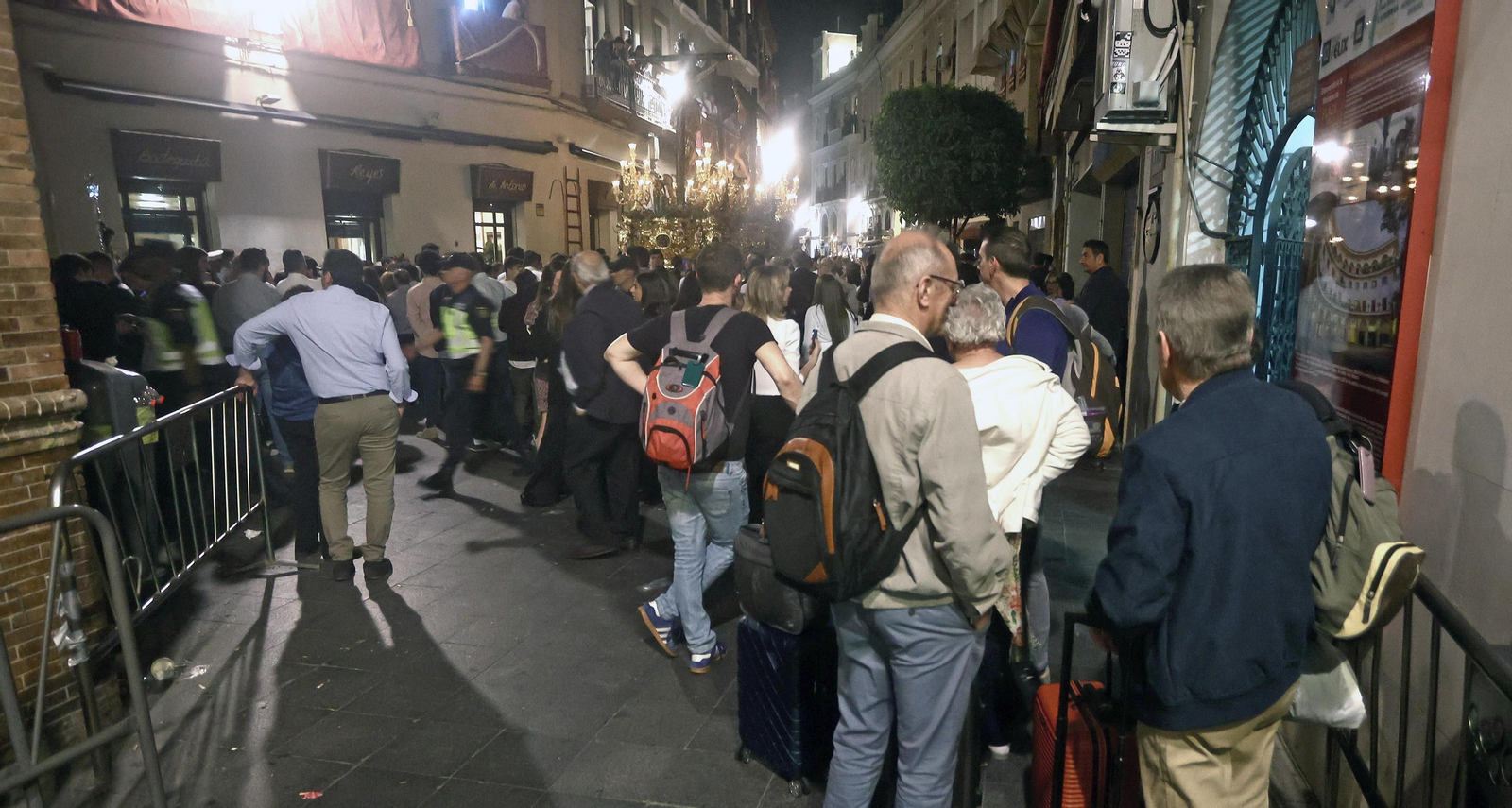 Turistas con mochilas contemplando al Cristo de la Conversión por la calle Arfe.