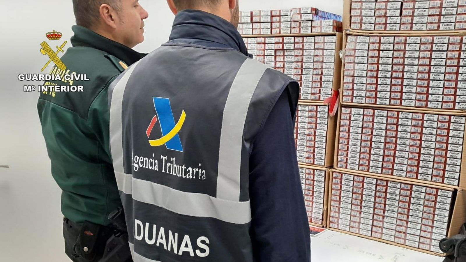 Agentes de la Guardia Civil y de la Agencia Tributaria con las cajetillas incautadas. Agentes de la Guardia Civil y de la Agencia Tributaria con las cajetillas incautadas.