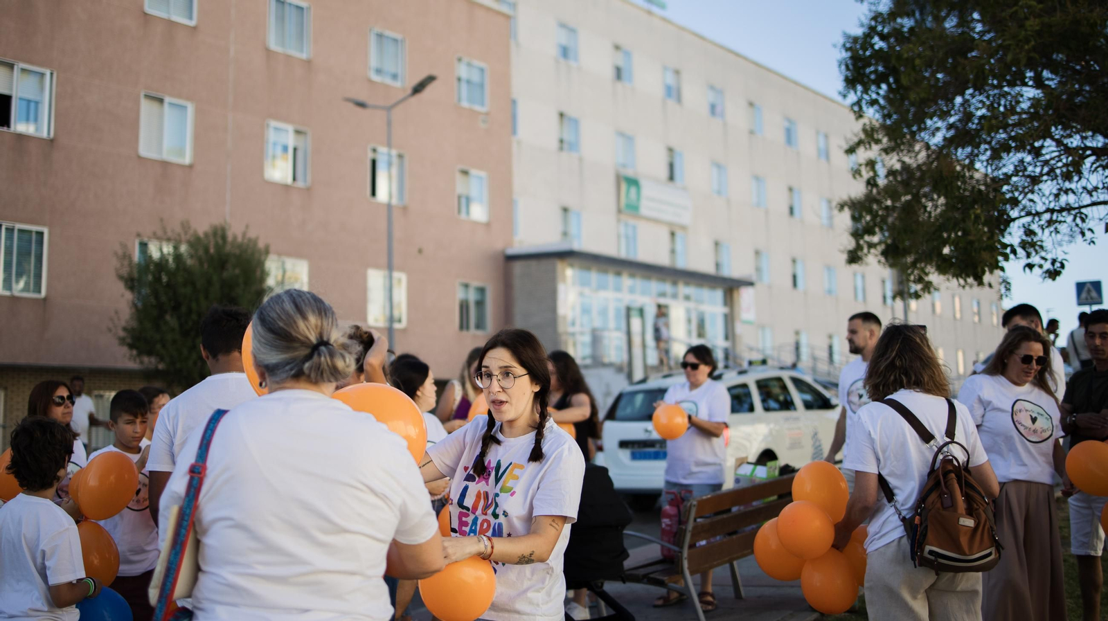 Familia y amigos de Alba Barrera la sorprenden a los pies de su habitación en el Hospital de Jerez