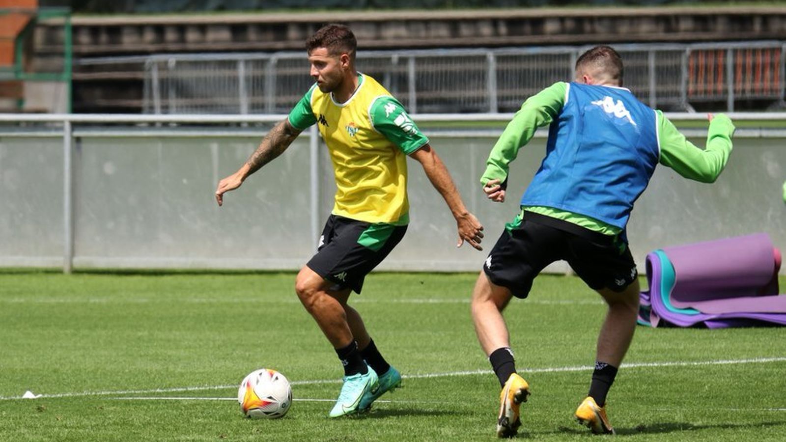 Aitor Ruibal conduce la pelota en un entrenamiento.