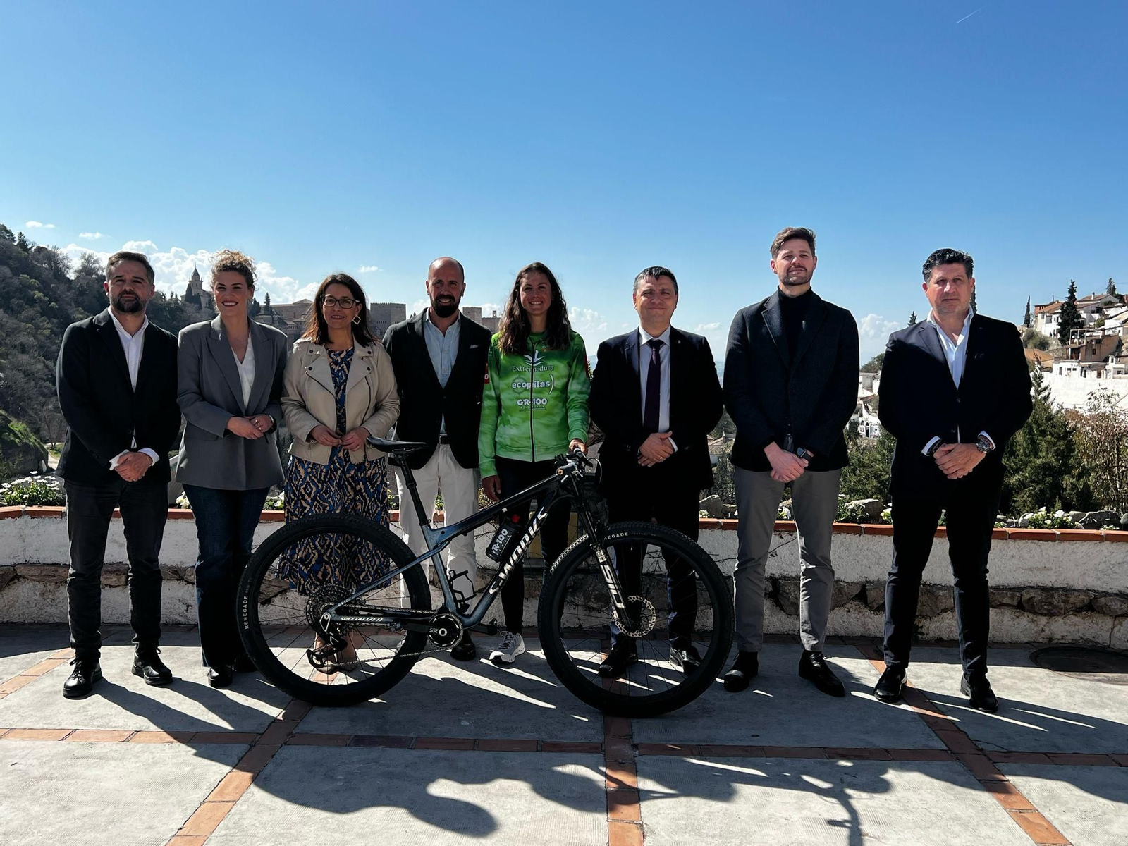 Foto de familia de la presentación del evento.