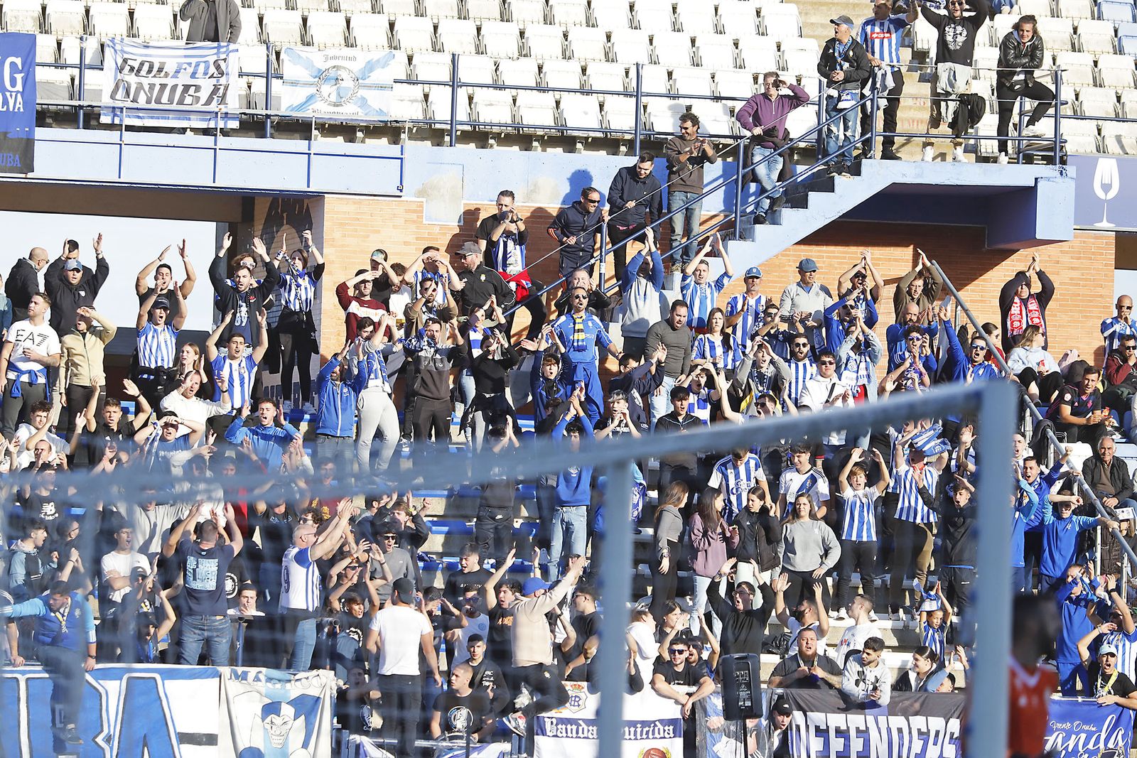Imágenes del ambiente en el encuentro entre el Recreativo de Huelva y el Real Murcia