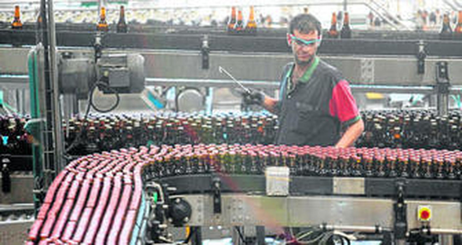 Un operario trabaja en la fábrica de Mahou-San Miguel en Málaga.