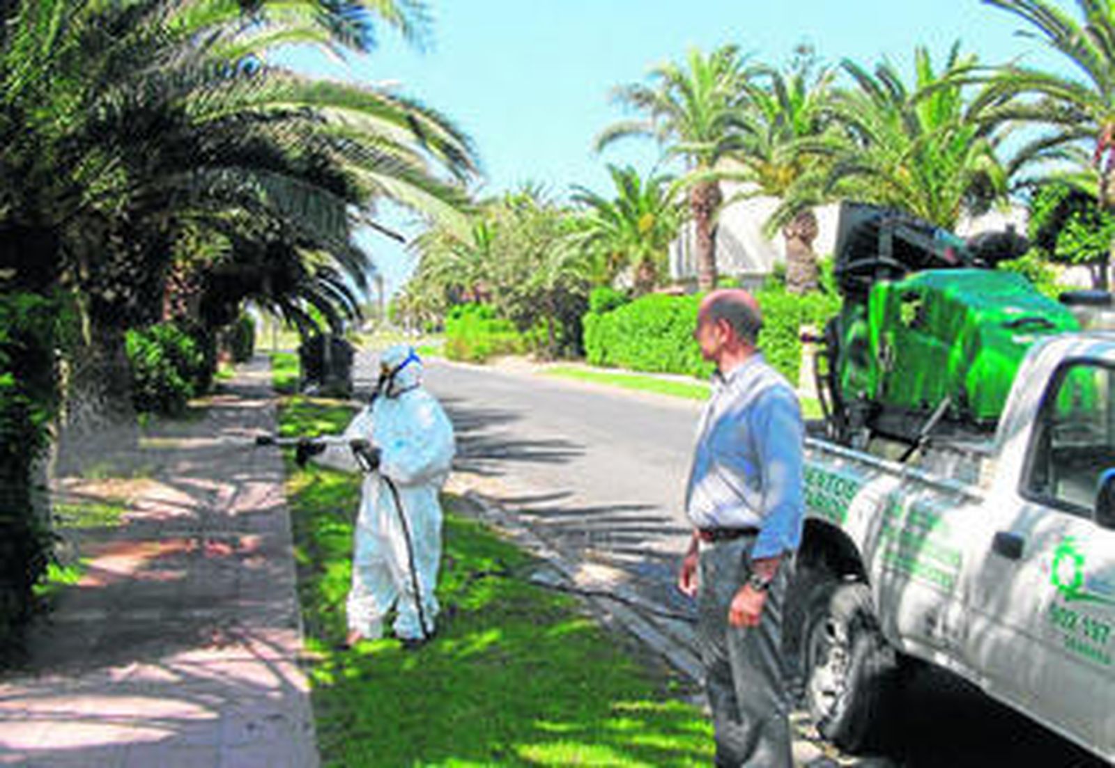 Operarios municipales se afanan estos días en fumigar zonas verdes para evitar la proliferación de mosquitos.