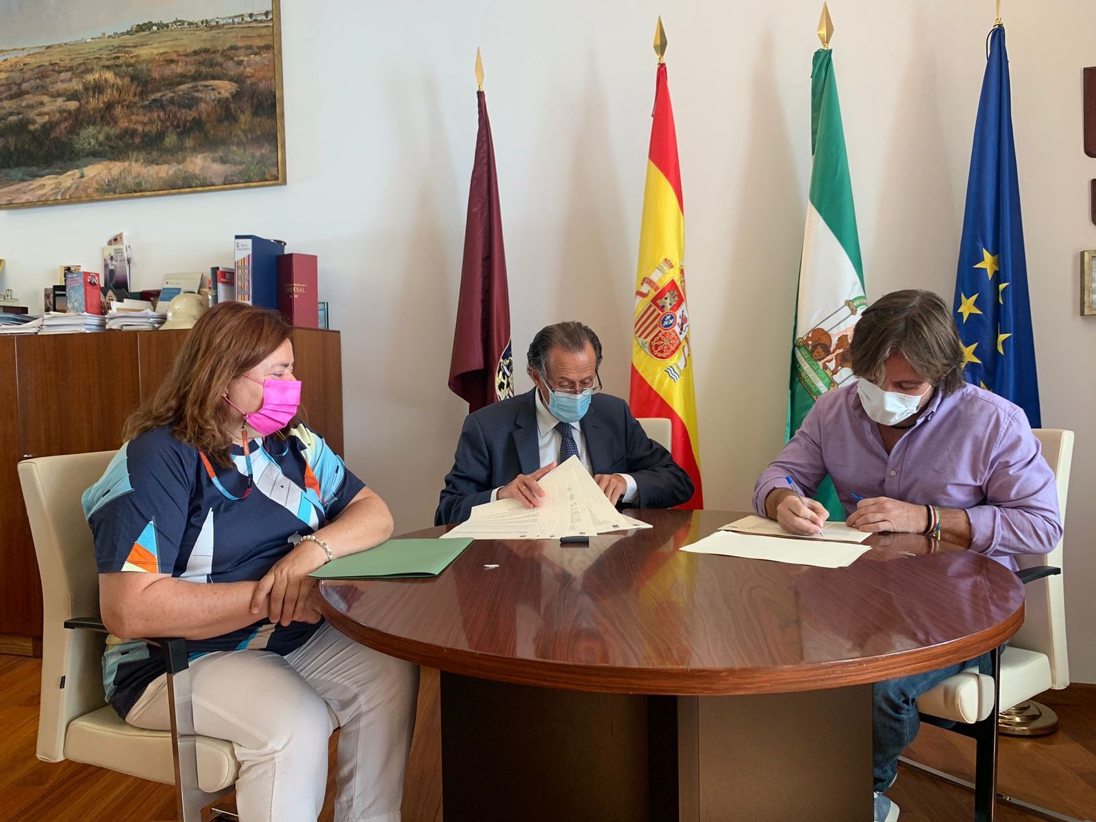 Acto de la firma del convenio, en la mañana de este viernes en Alcaldía.