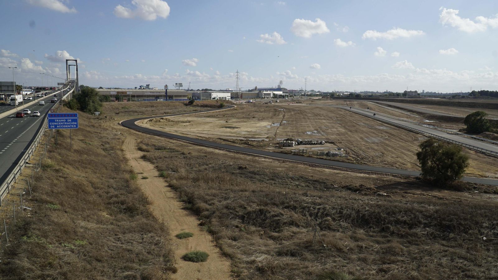 Vista del Centenario y, a la derecha, el vial por donde entrarán los coches de caballos desde la carretera de la esclusa.