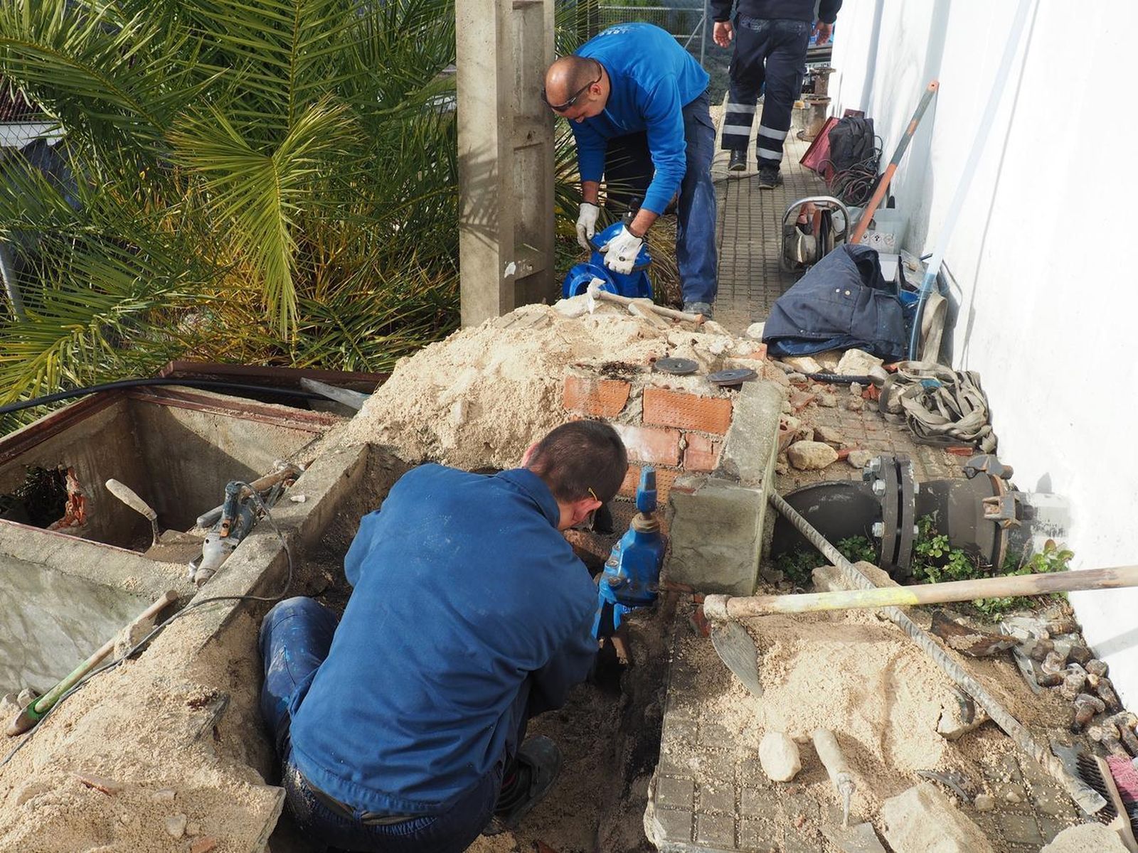 Operarios realizan trabajos de mejora de la red.